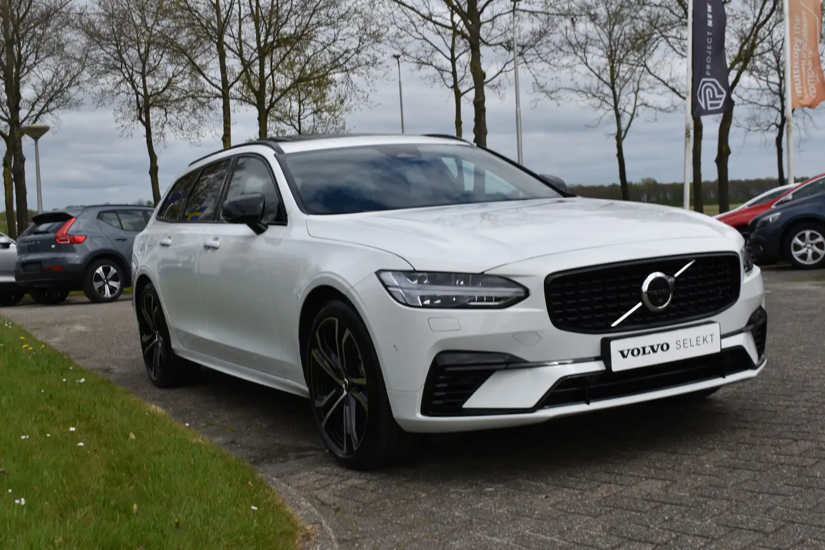 Volvo V90 Recharge T8 390PK AWD R-Design | HUD | B&W | Lucht Wit - 2