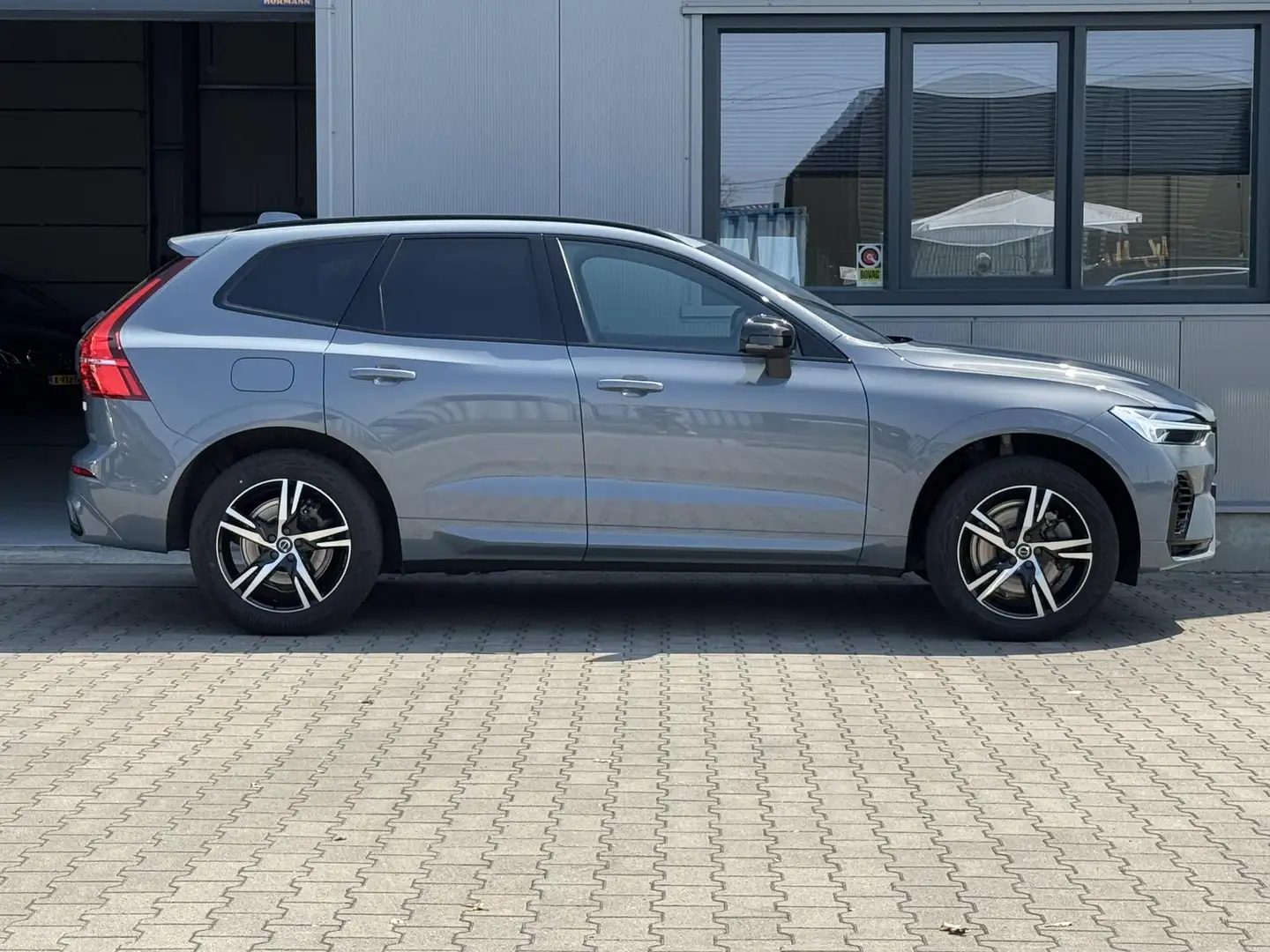 Volvo XC60 2.0 T6 Plug-in hybrid AWD R-Design 349 PK | Dark | Grijs - 2