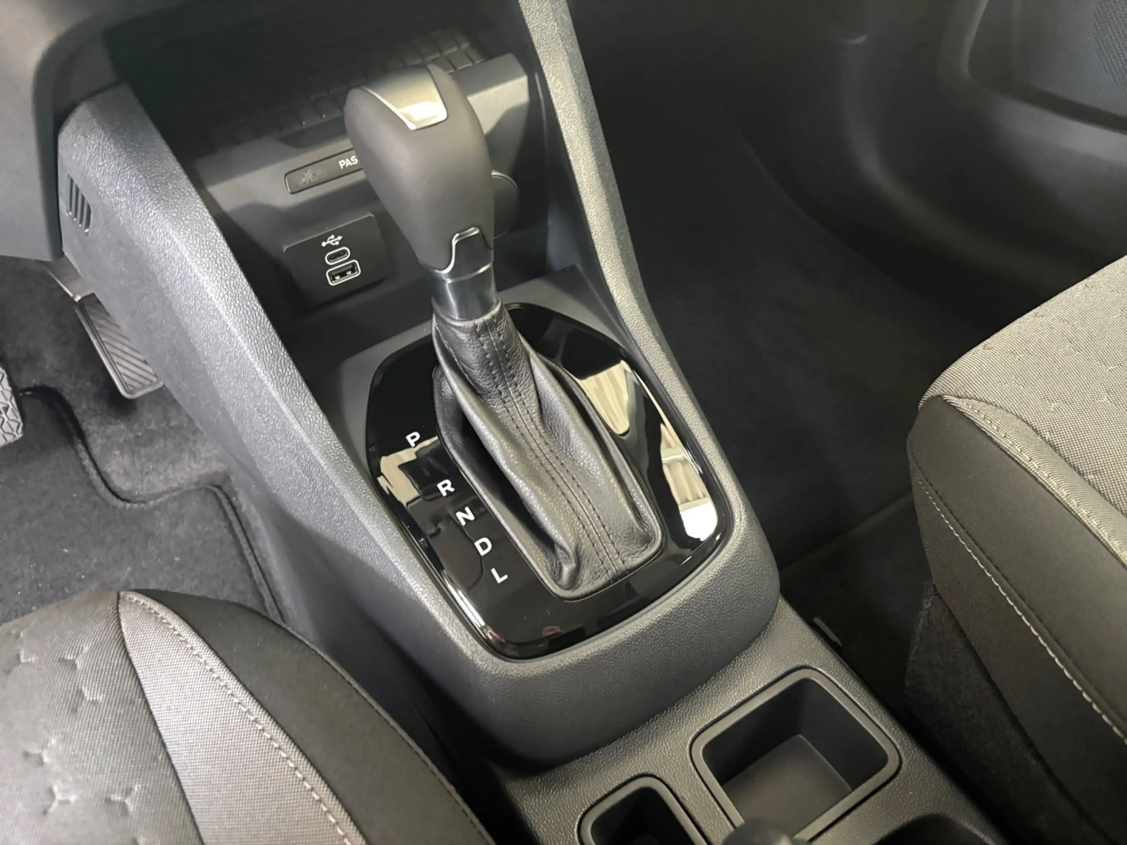 Ford Tourneo Courier Titanium 1.0 EcoBoost Winterpaket — photo 9
