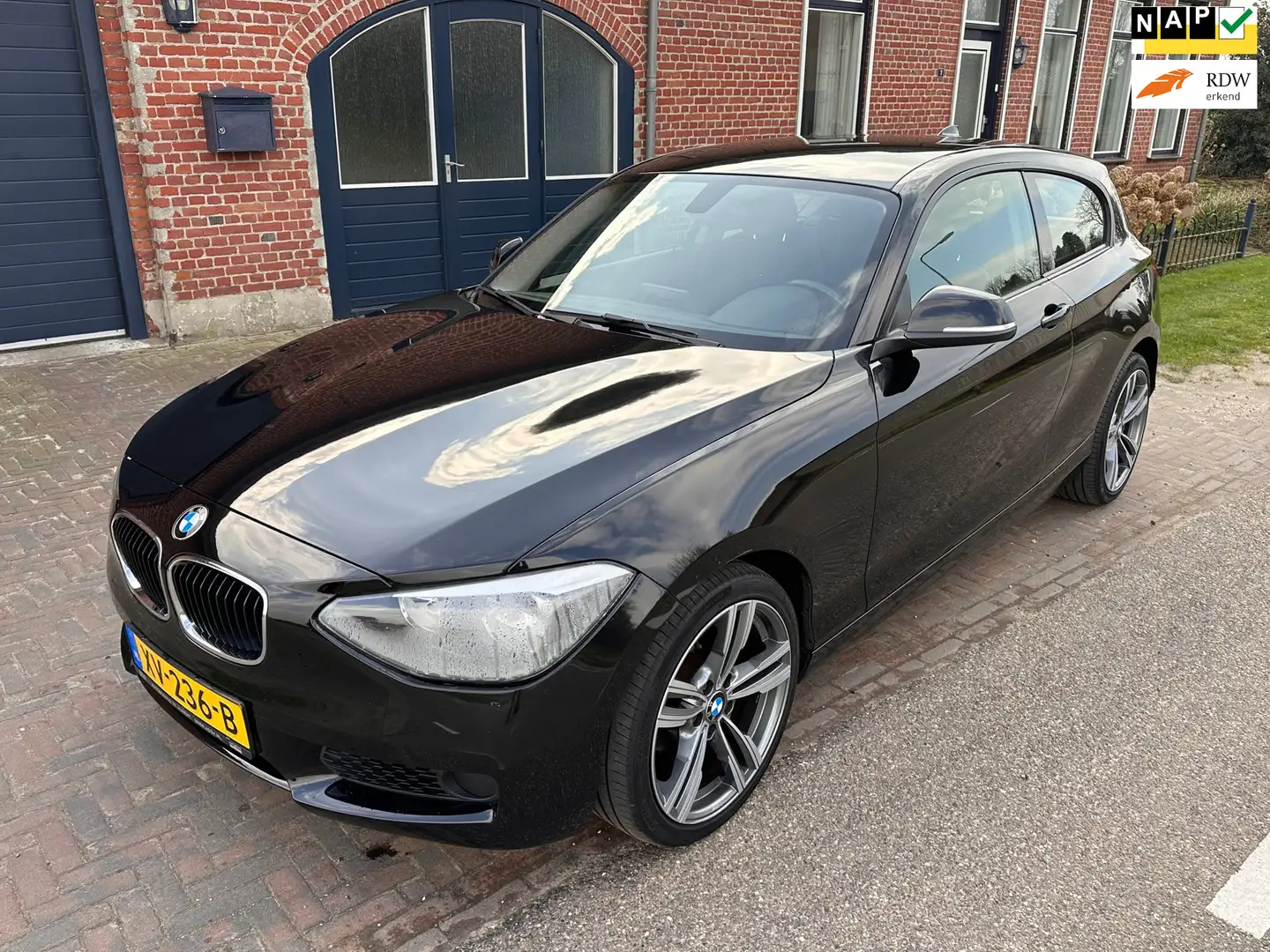 BMW 114 1-serie 114i Business+ apk t/m 06-03-2025 Fekete - 1