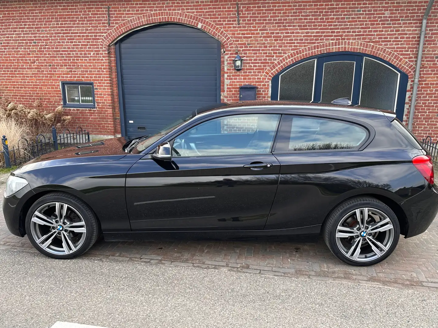 BMW 114 1-serie 114i Business+ apk t/m 06-03-2025 Zwart - 2