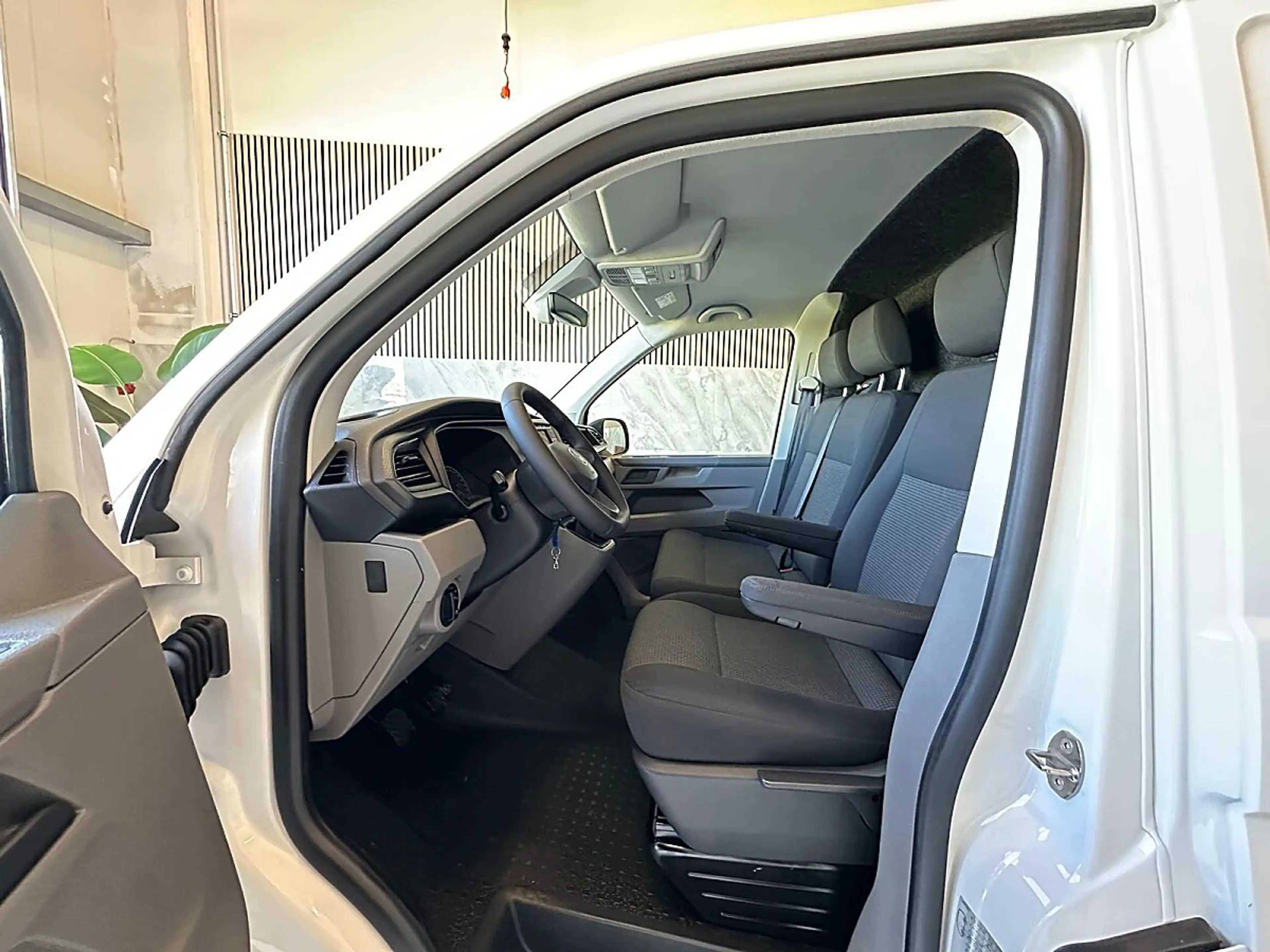 Volkswagen T6.1 Transporter KR HK, Sitzheizung, Tempomat, AHK, Spurhalte, ACC — photo 12