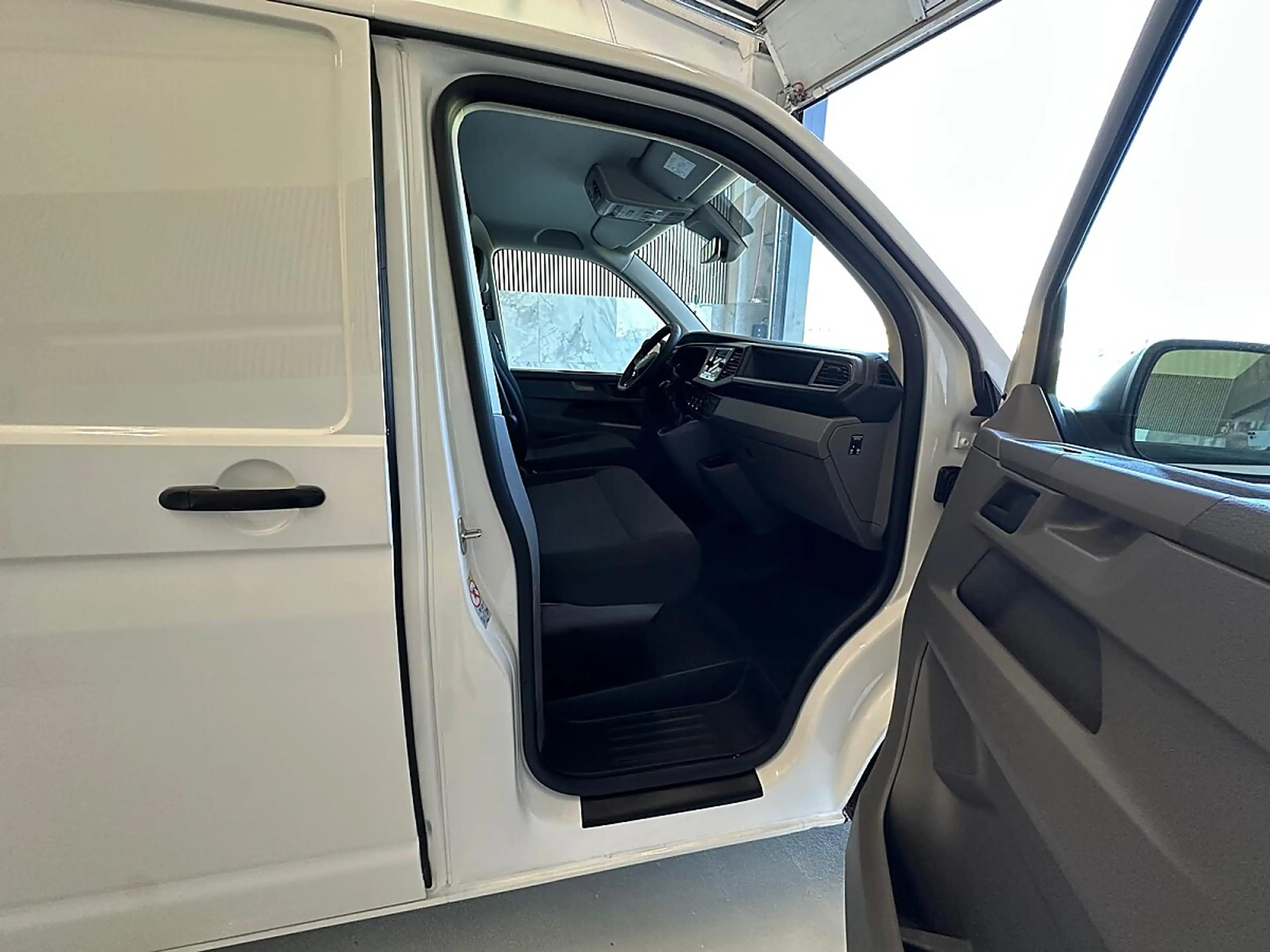 Volkswagen T6.1 Transporter KR HK, Sitzheizung, Tempomat, AHK, Spurhalte, ACC — photo 5