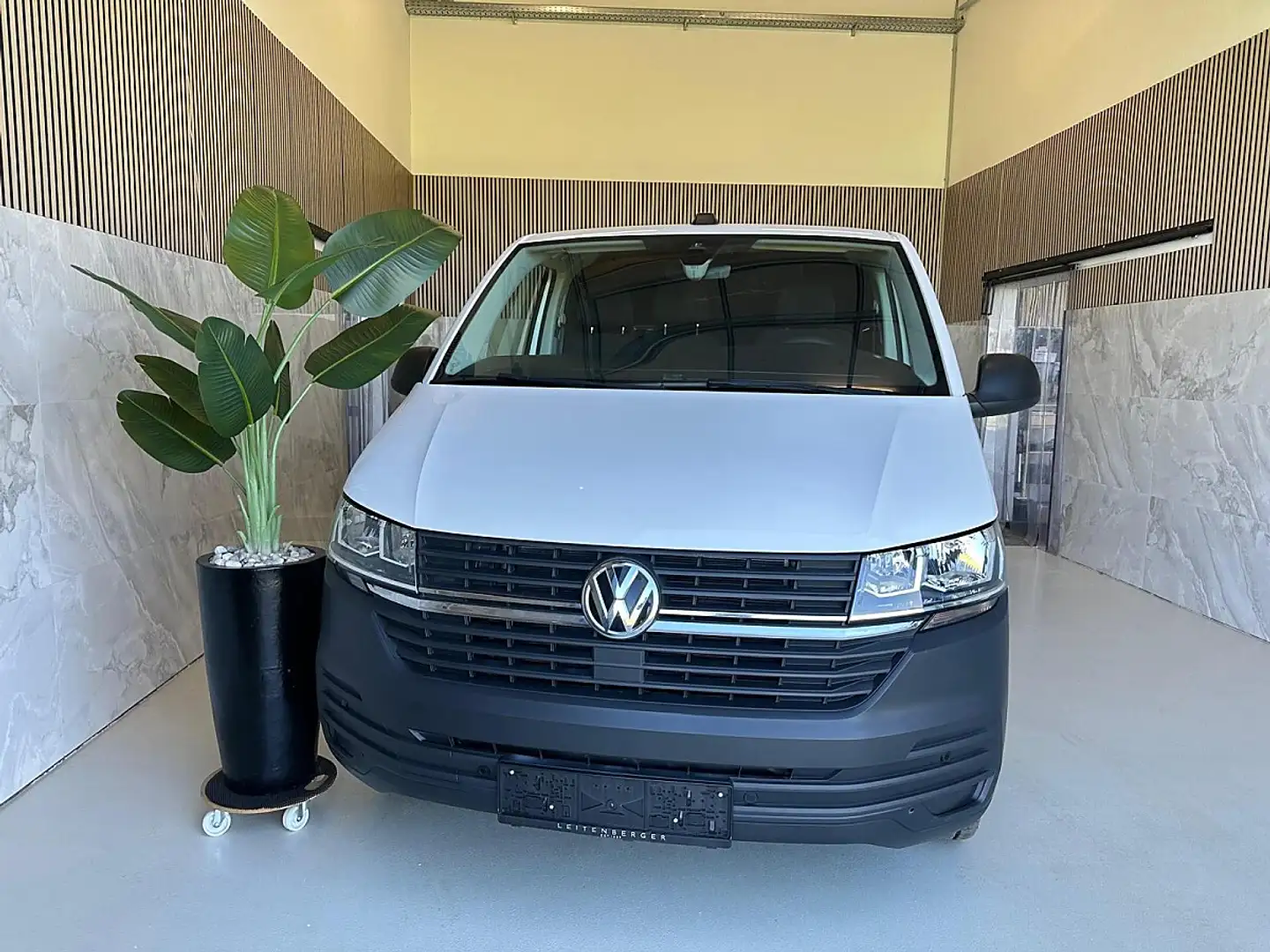 Volkswagen T6.1 Transporter KR HK, Sitzheizung, Tempomat, AHK, Spurhalte, ACC Weiß - 1
