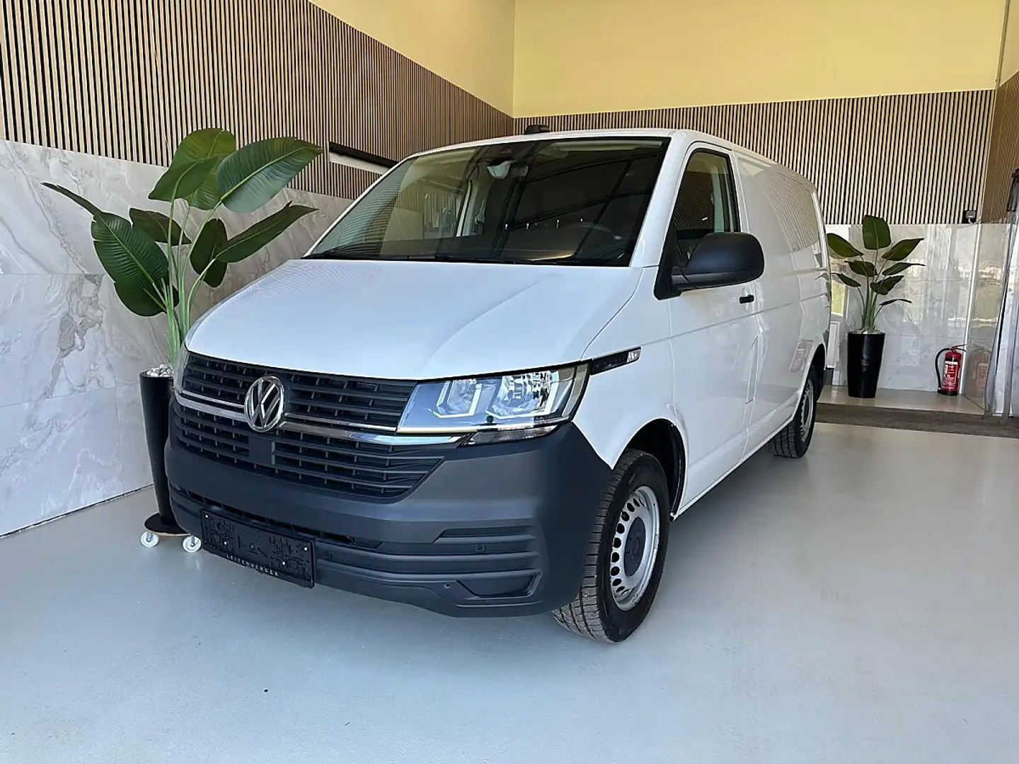 Volkswagen T6.1 Transporter KR HK, Sitzheizung, Tempomat, AHK, Spurhalte, ACC Weiß - 2