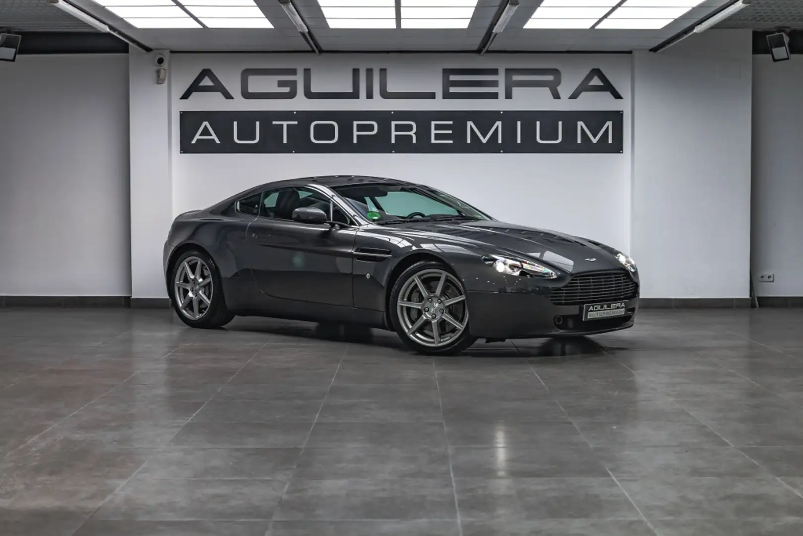 Aston Martin Vantage Šedá - 1