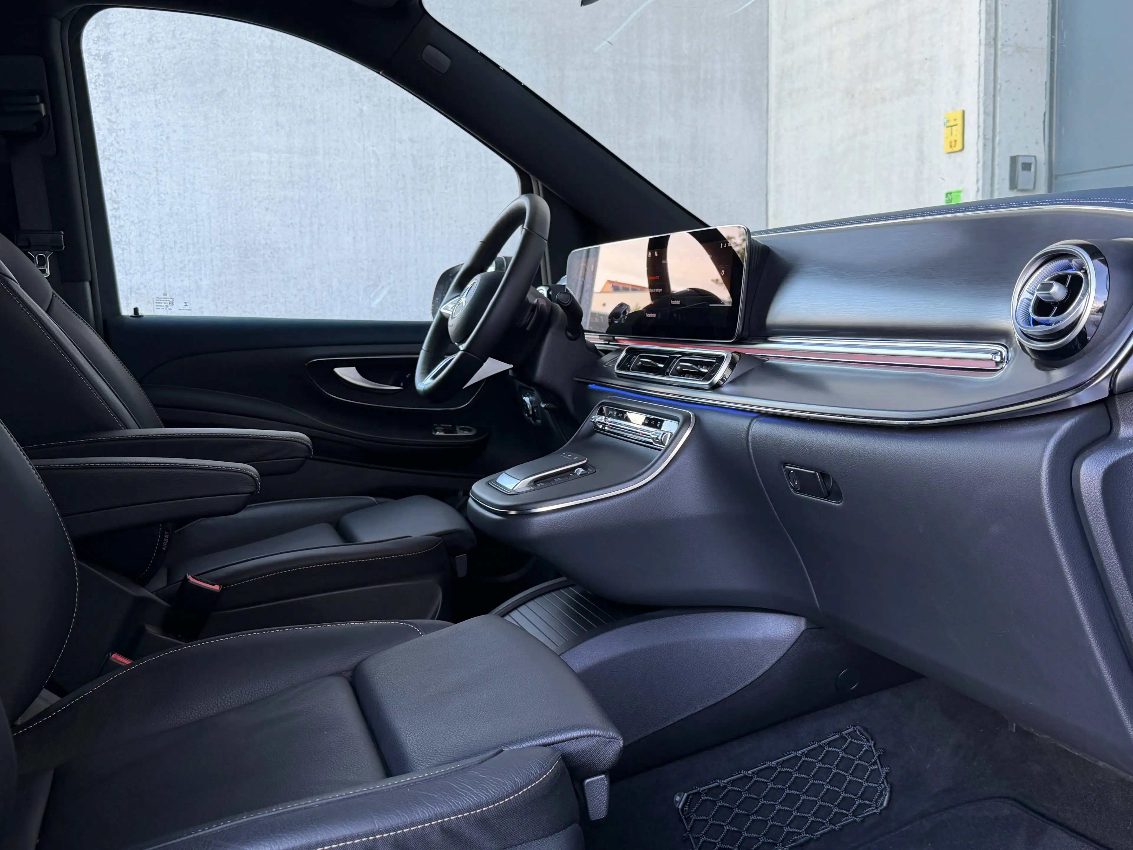 Mercedes-Benz EQV 300 AVANTGARDE AIRMATIC LEDER 360 DISTRONIC 110KW DC — photo 4