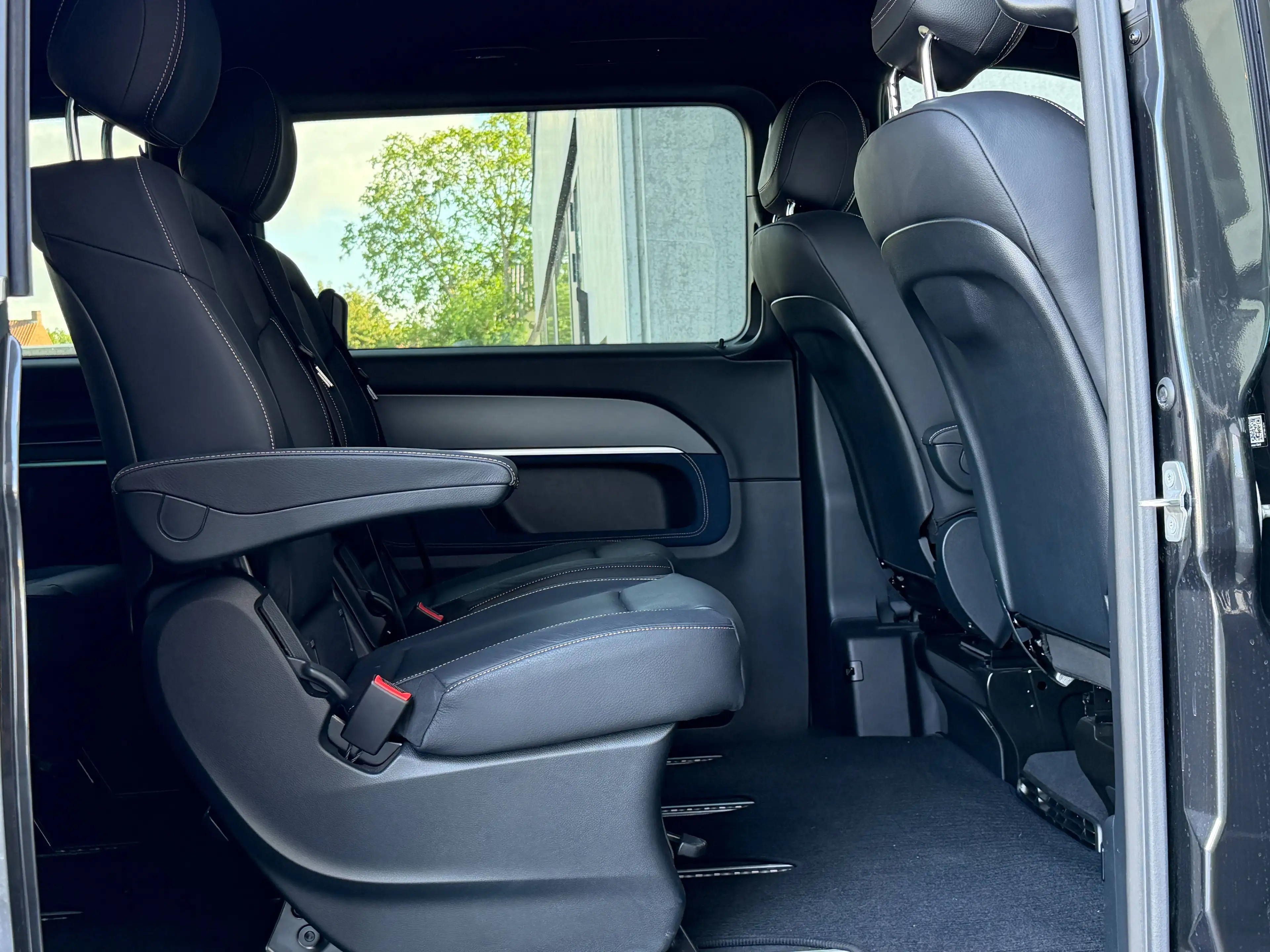 Mercedes-Benz EQV 300 AVANTGARDE AIRMATIC LEDER 360 DISTRONIC 110KW DC — photo 6