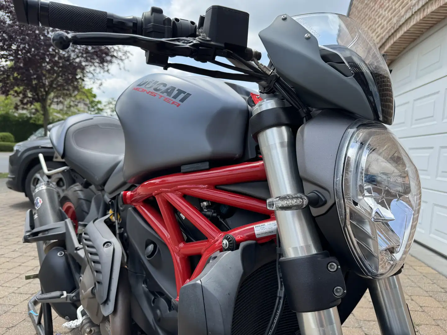 Ducati Monster 821 Grau - 2