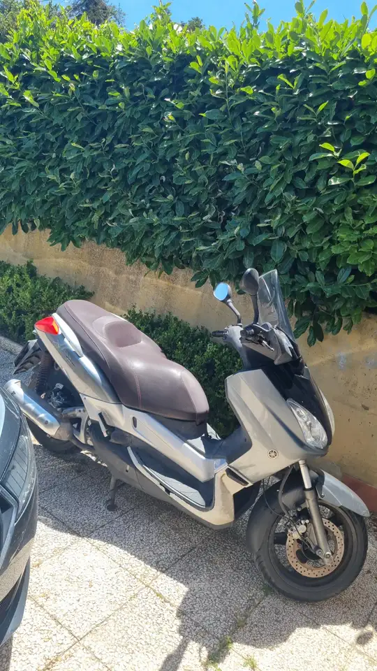 Yamaha X-Max 250