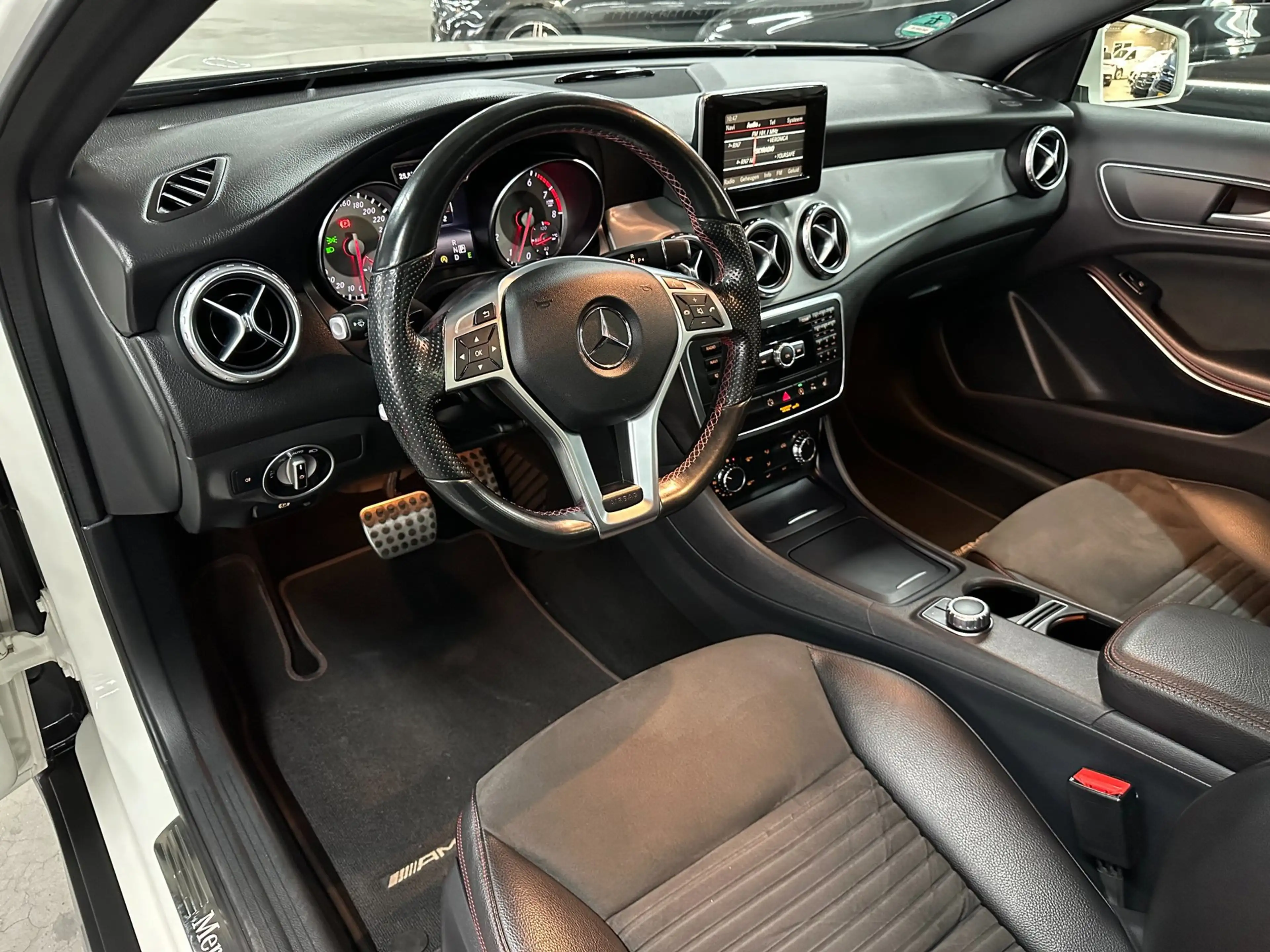 Mercedes-Benz GLA 200 Ambition, AMG, Pano, Trekhaak — photo 13