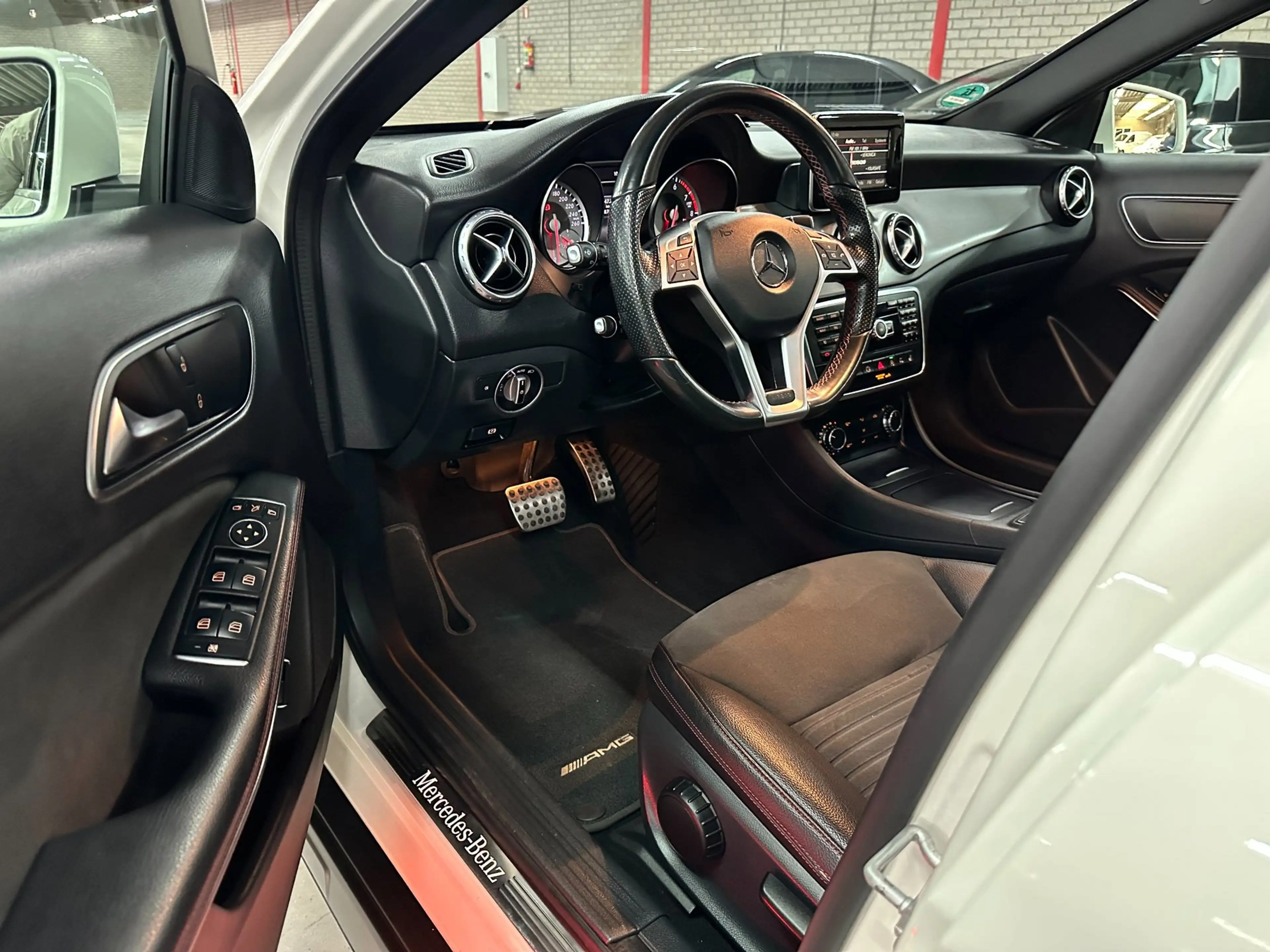 Mercedes-Benz GLA 200 Ambition, AMG, Pano, Trekhaak — photo 10