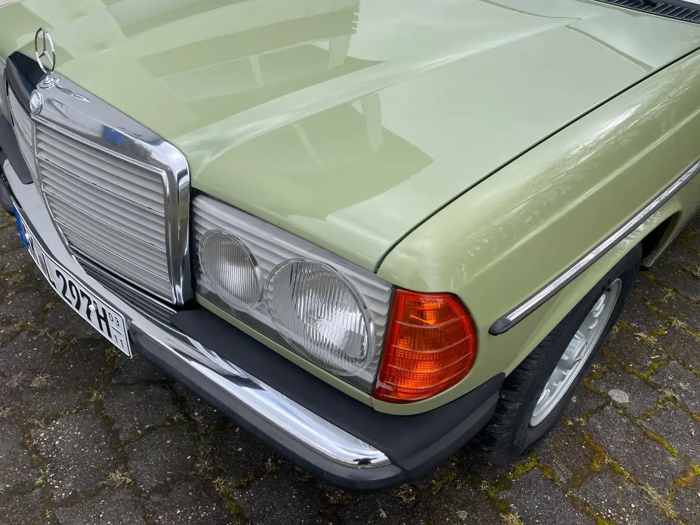 Mercedes-Benz 200 200 E W123 Green - 1