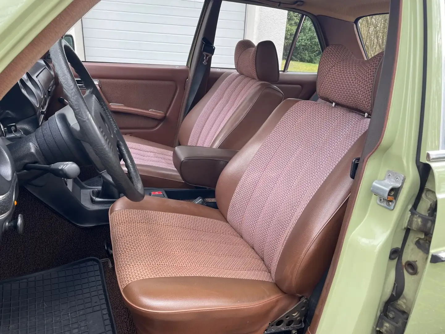 Mercedes-Benz 200 200 E W123 Green - 2