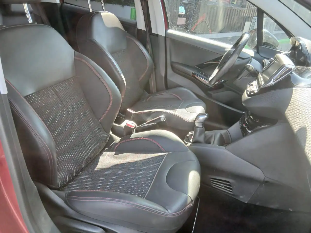 Peugeot 208 208 — photo 23
