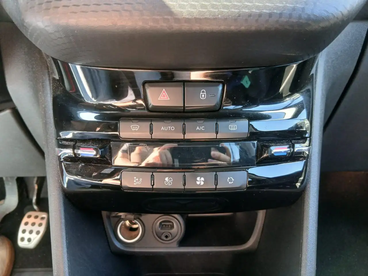 Peugeot 208 208 — photo 16