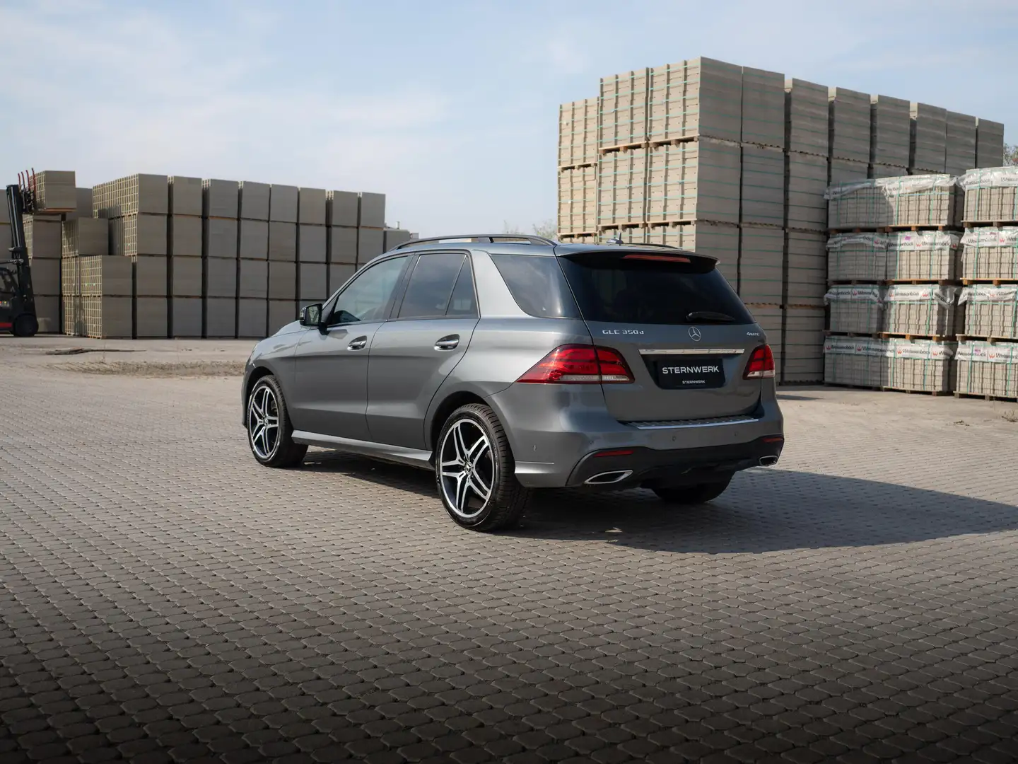 Mercedes-Benz GLE 350 d 4Matic / AMG LINE / PANO / MEMORY Grau - 2