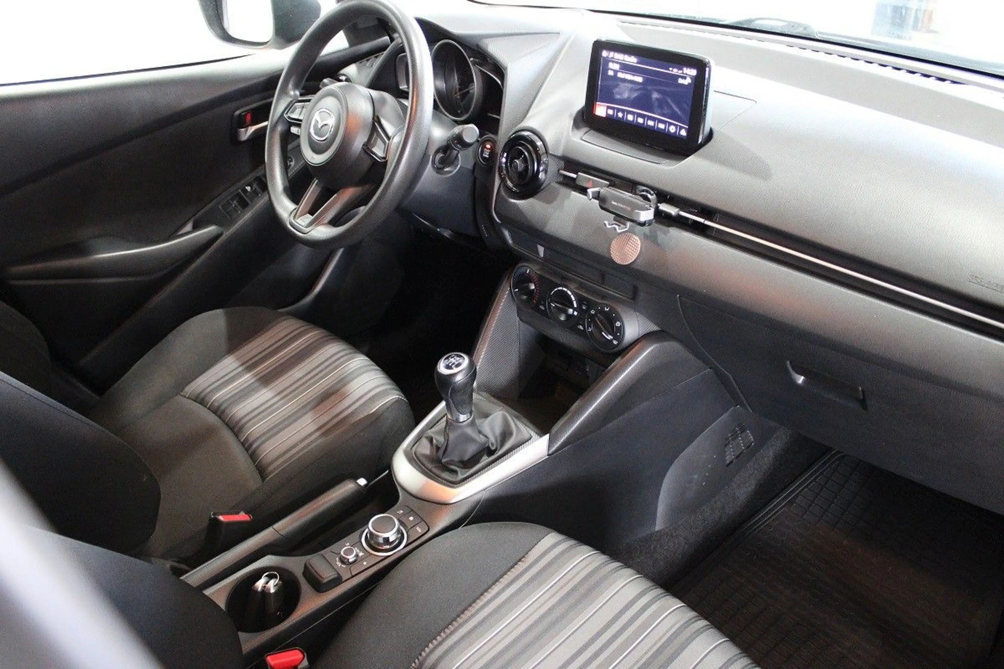 Mazda 2 Lim. SKY ACTIVE*Tüv NEU*Allwetter*Bluetooth* — photo 10
