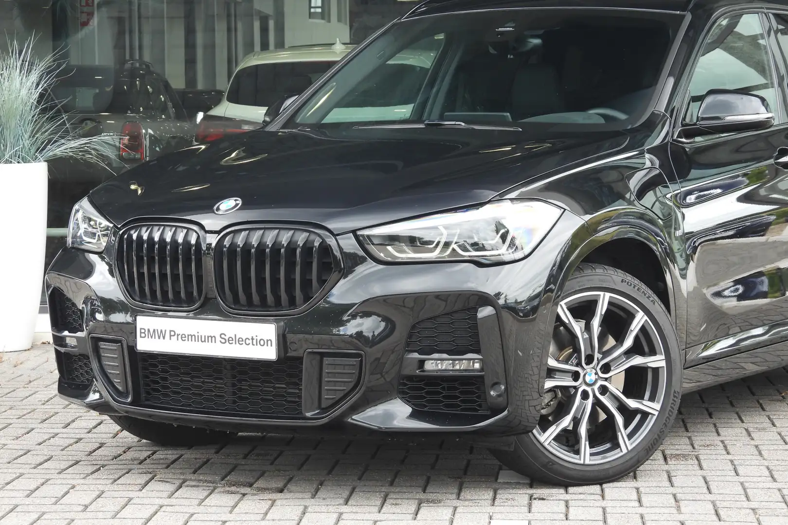 BMW X1 xDrive25e High Executive M Sport Automaat / Panora Zwart - 2