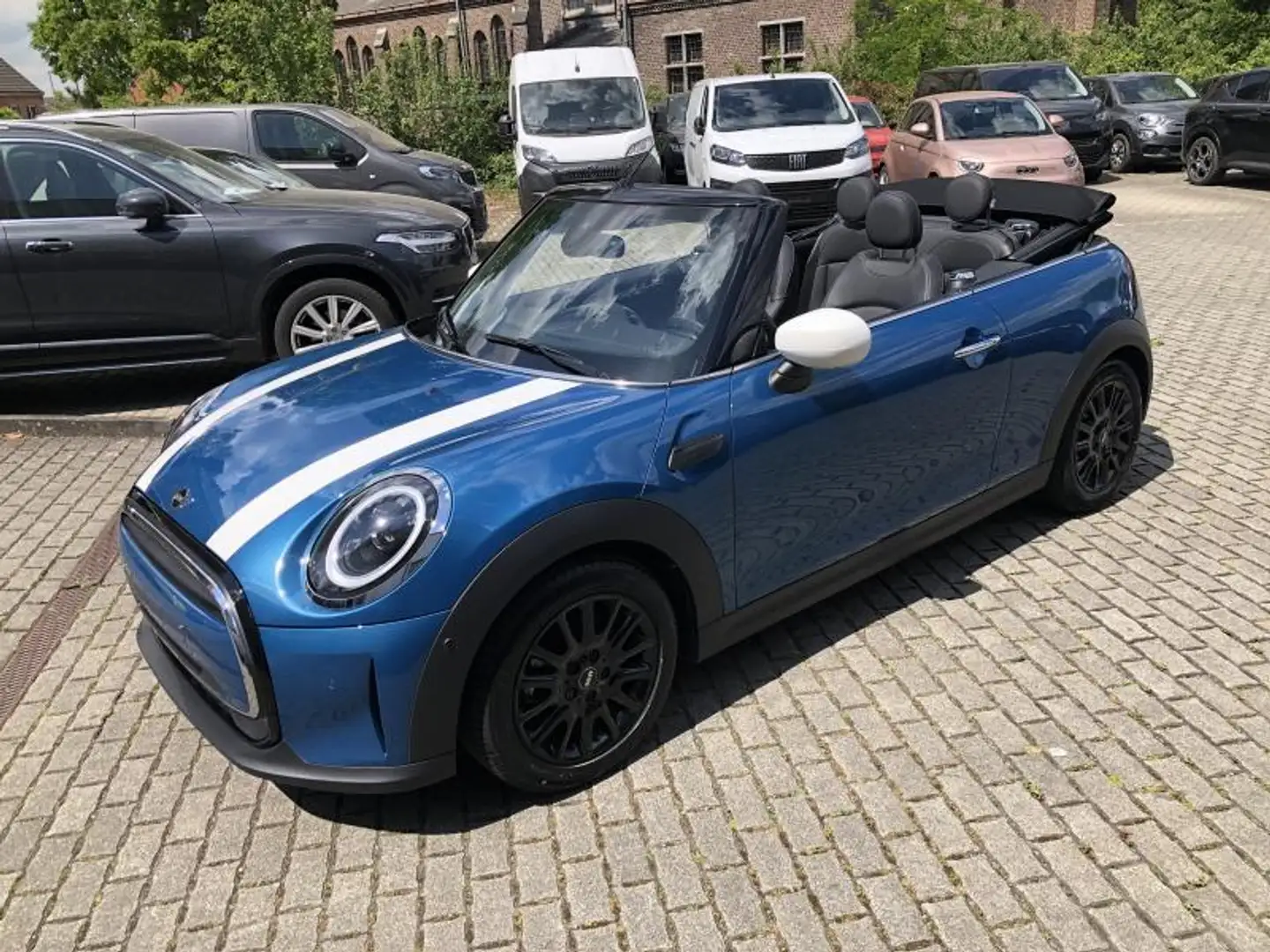 MINI Cooper Cabrio 1.5 136pk aut Blauw - 2