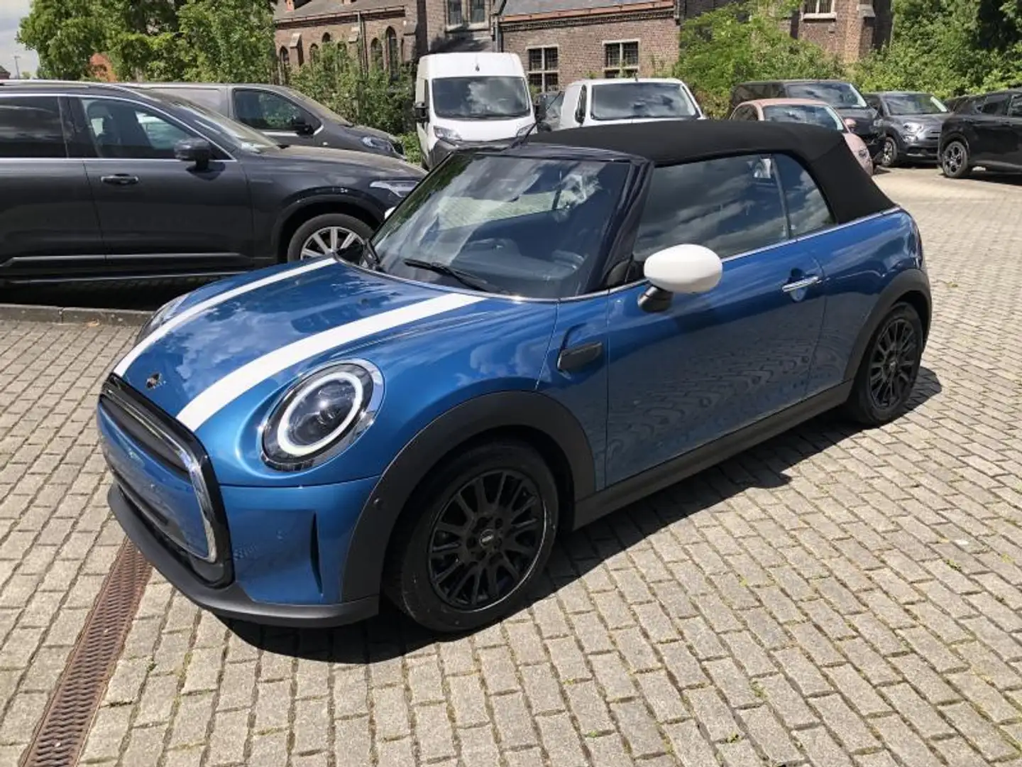MINI Cooper Cabrio 1.5 136pk aut Blauw - 1