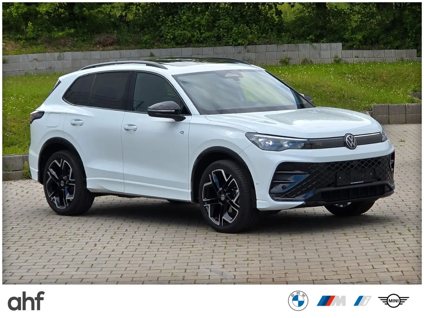 Volkswagen Tiguan 1.5 eTSI R-LINE DSG ACC PANO AHK 360° IQ Wit - 2
