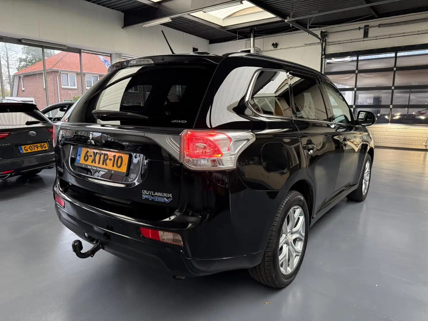 Mitsubishi Outlander 2.0 PHEV Executive Edition Zwart - 2