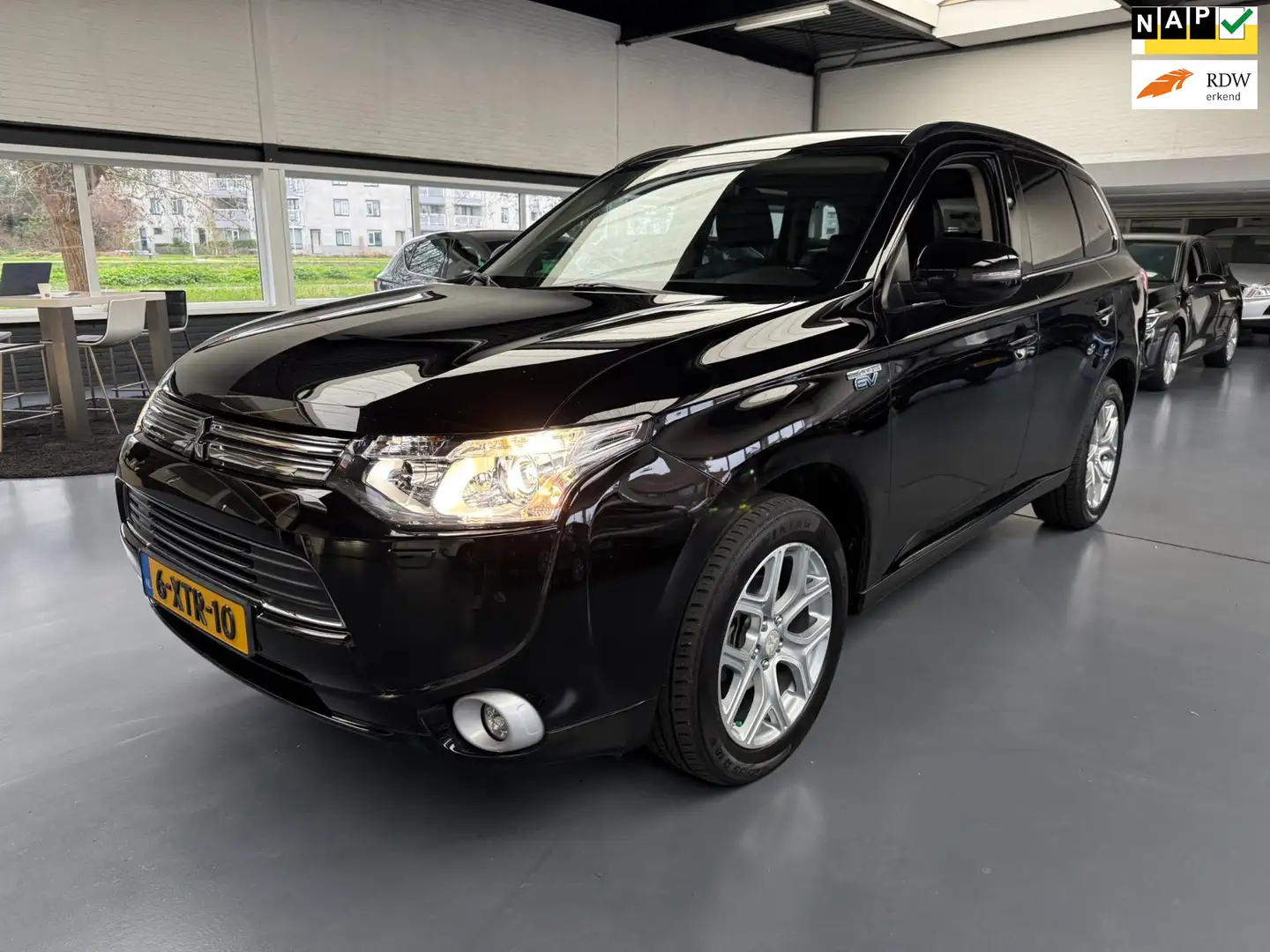 Mitsubishi Outlander 2.0 PHEV Executive Edition Zwart - 1