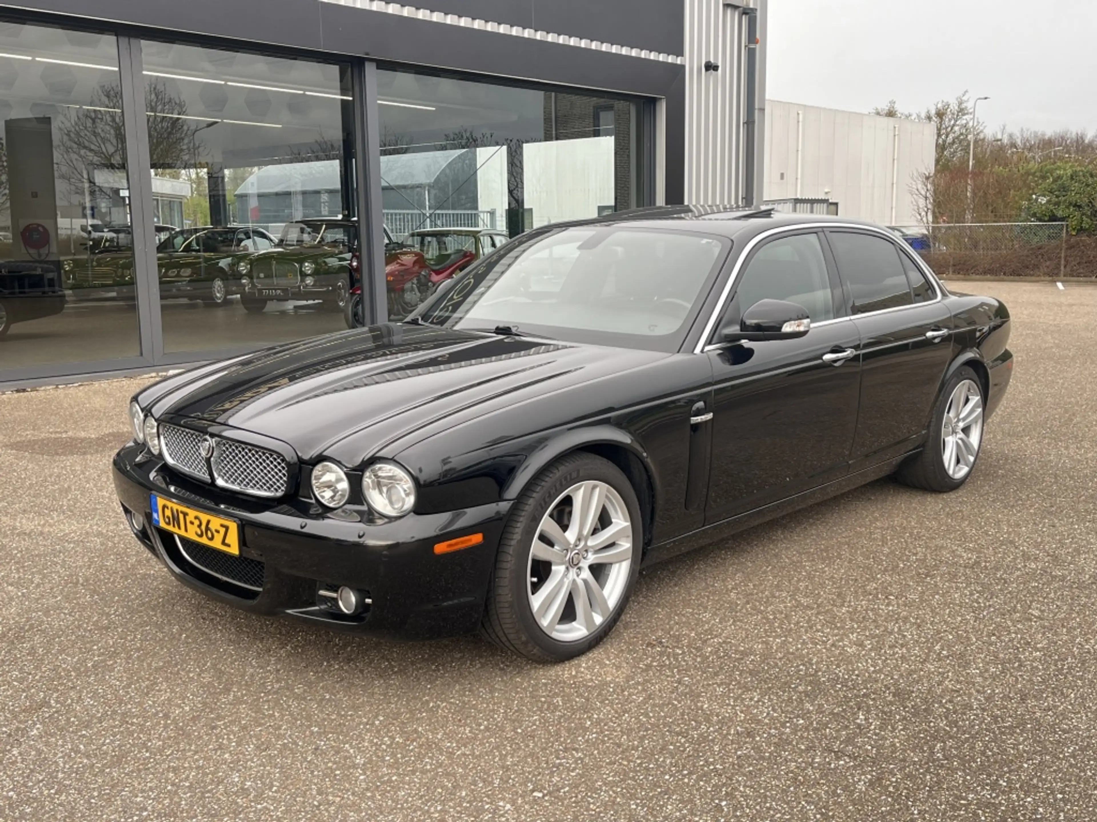 Jaguar XJ 4.2 V8 Executive — photo 2
