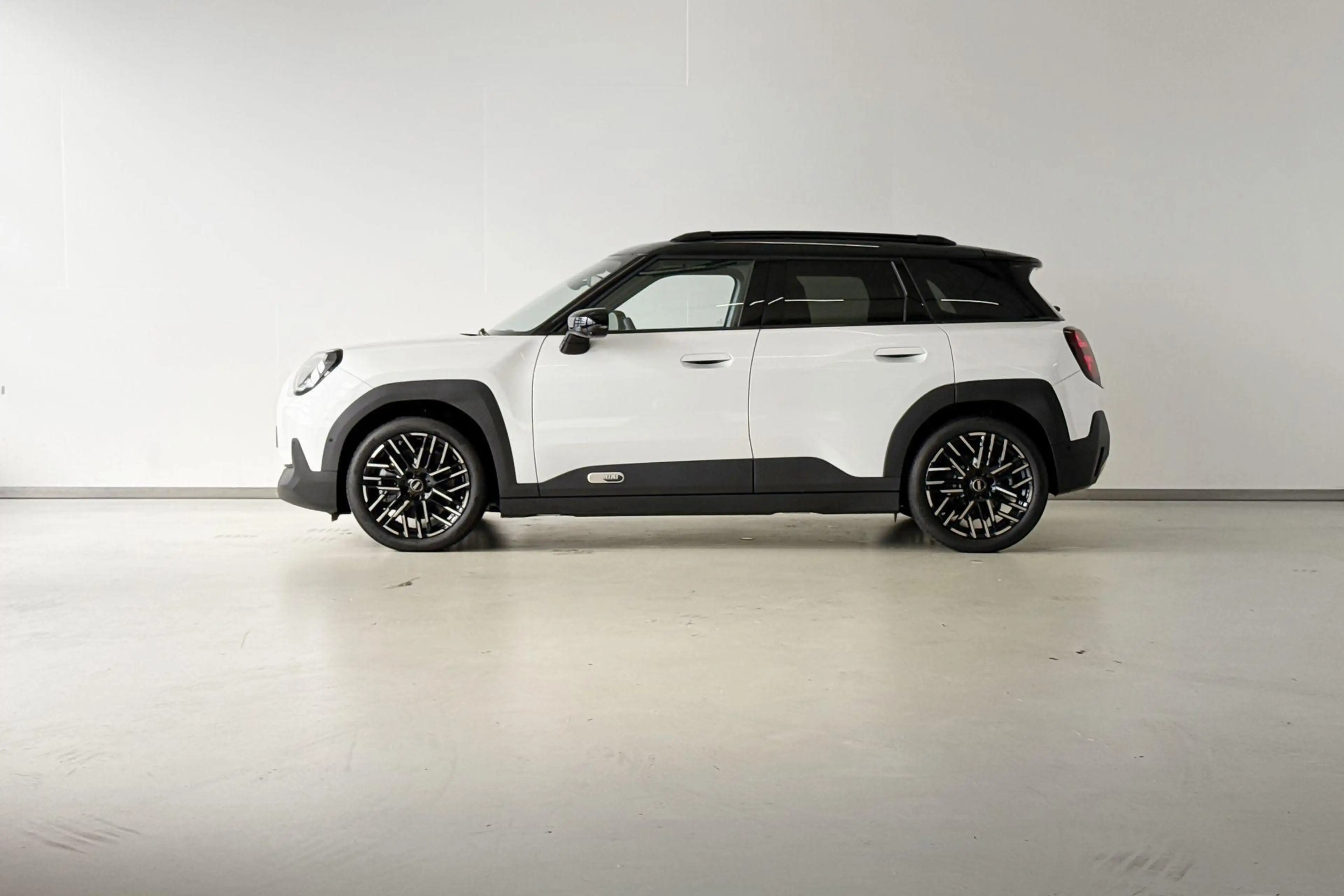 MINI Aceman SE Favoured L 54.2 kWh | 18 Inch Flash Spoke 2-ton — photo 2