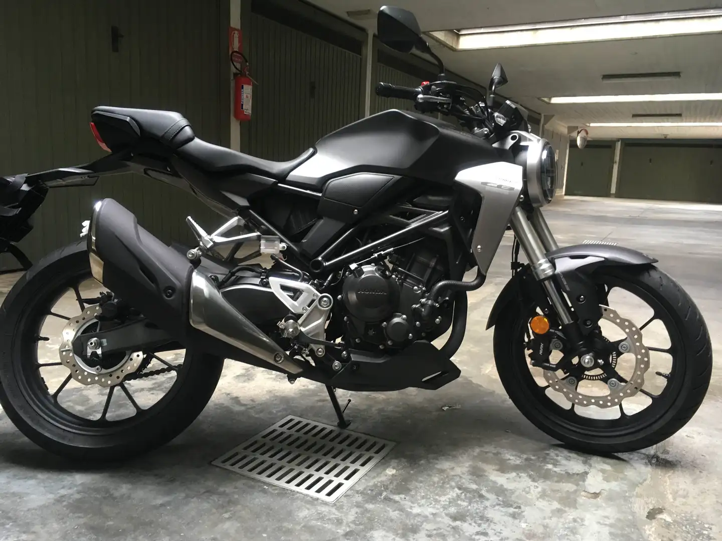 Honda CB 300 Fekete - 1