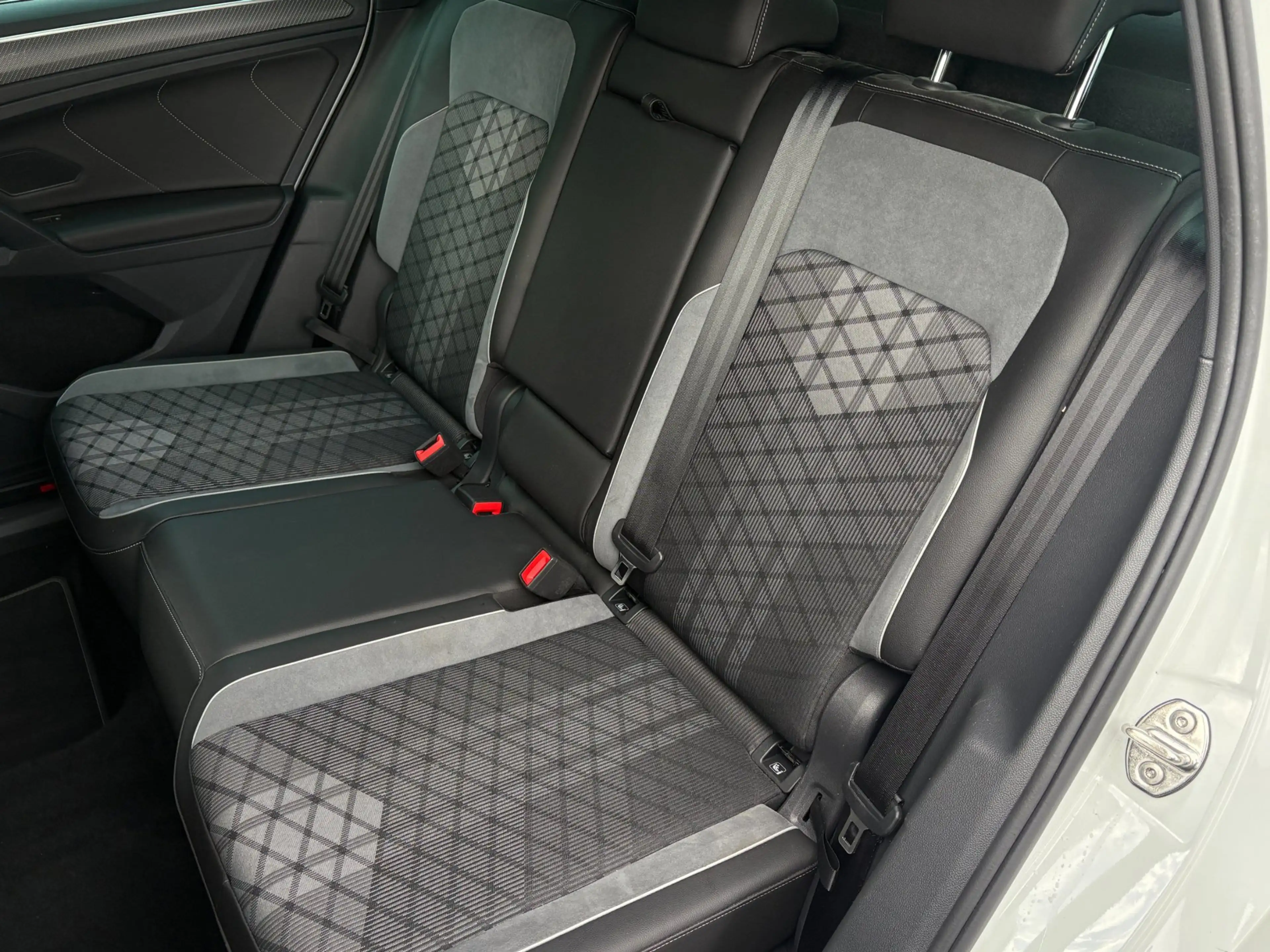 Volkswagen Tiguan 1.5 TSI R-Line DEALER OND. NL-AUTO NAP BTW-AUTO! — photo 8
