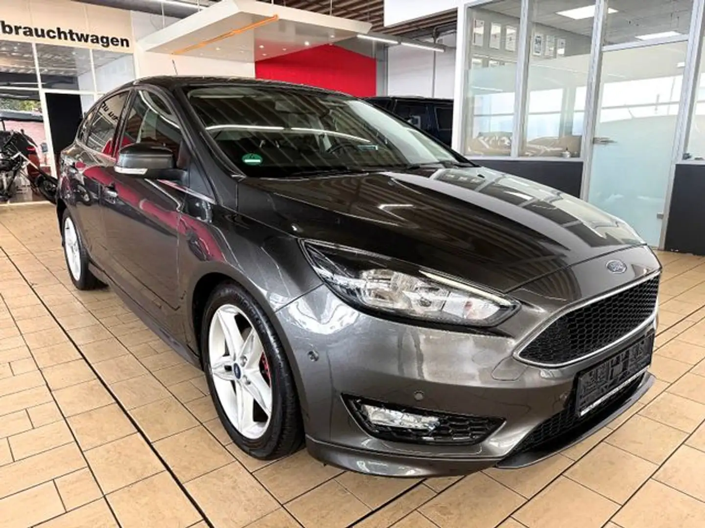 Ford Focus 1.5 TDCI TITANIUM *SPORT-PAKET+AUTOM+NAVI* Grijs - 1