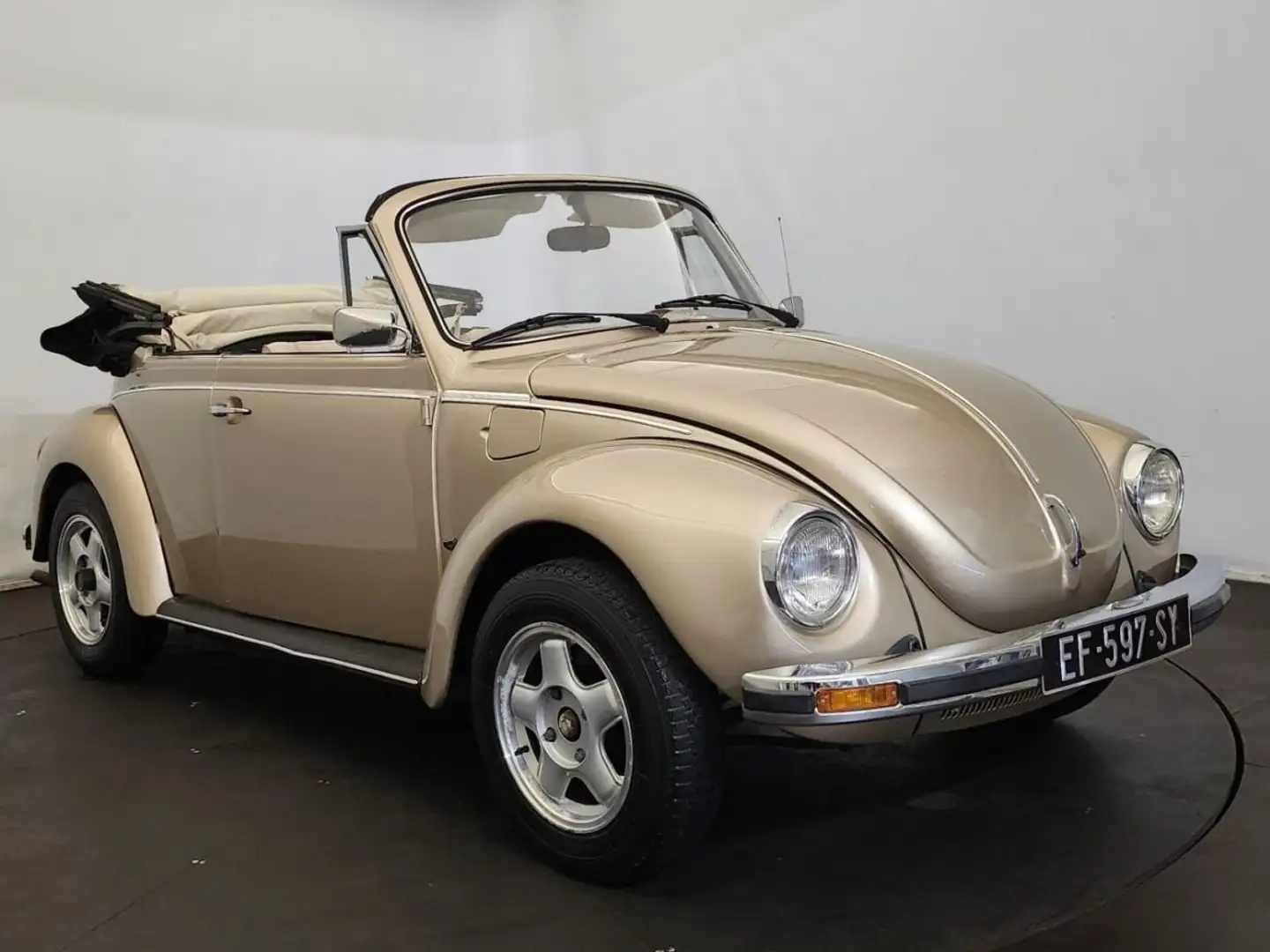 Volkswagen Beetle convertible - 1