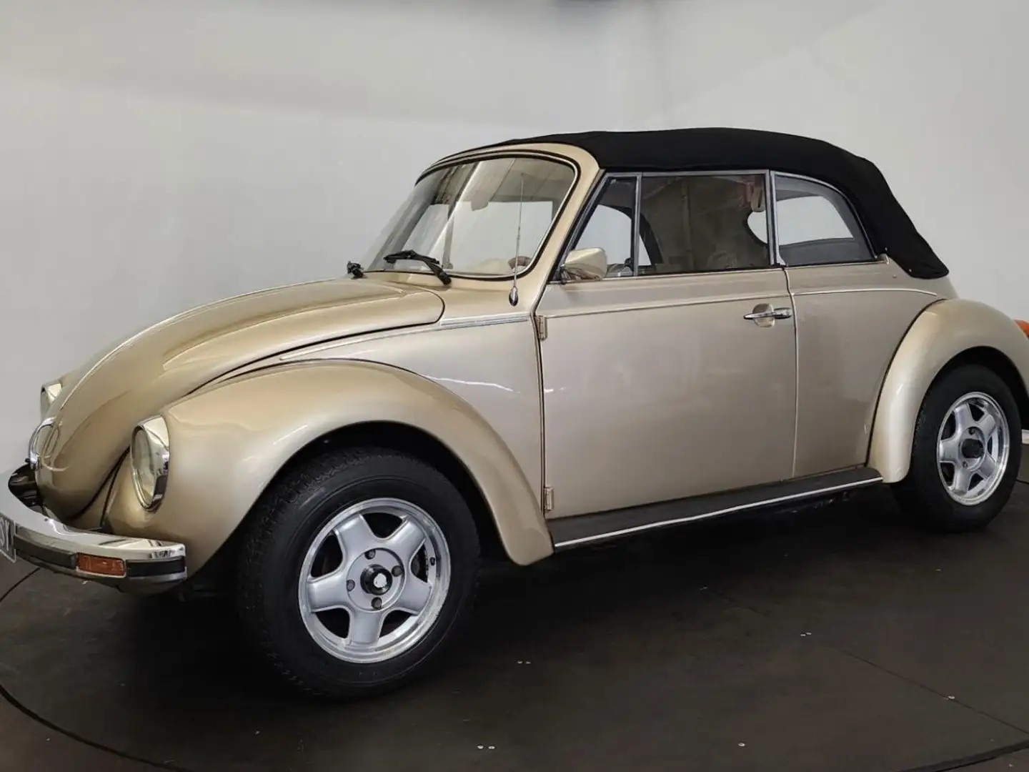 Volkswagen Beetle convertible - 2