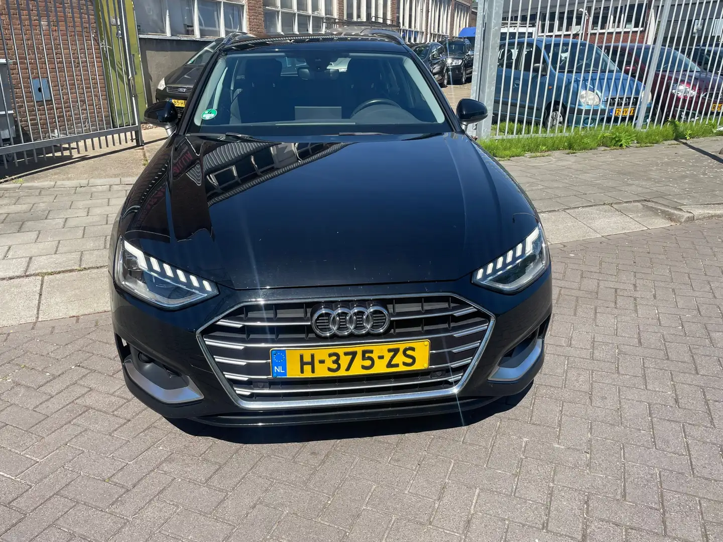 Audi A4 Avant 35 TDI Launch edition Business Zwart - 2