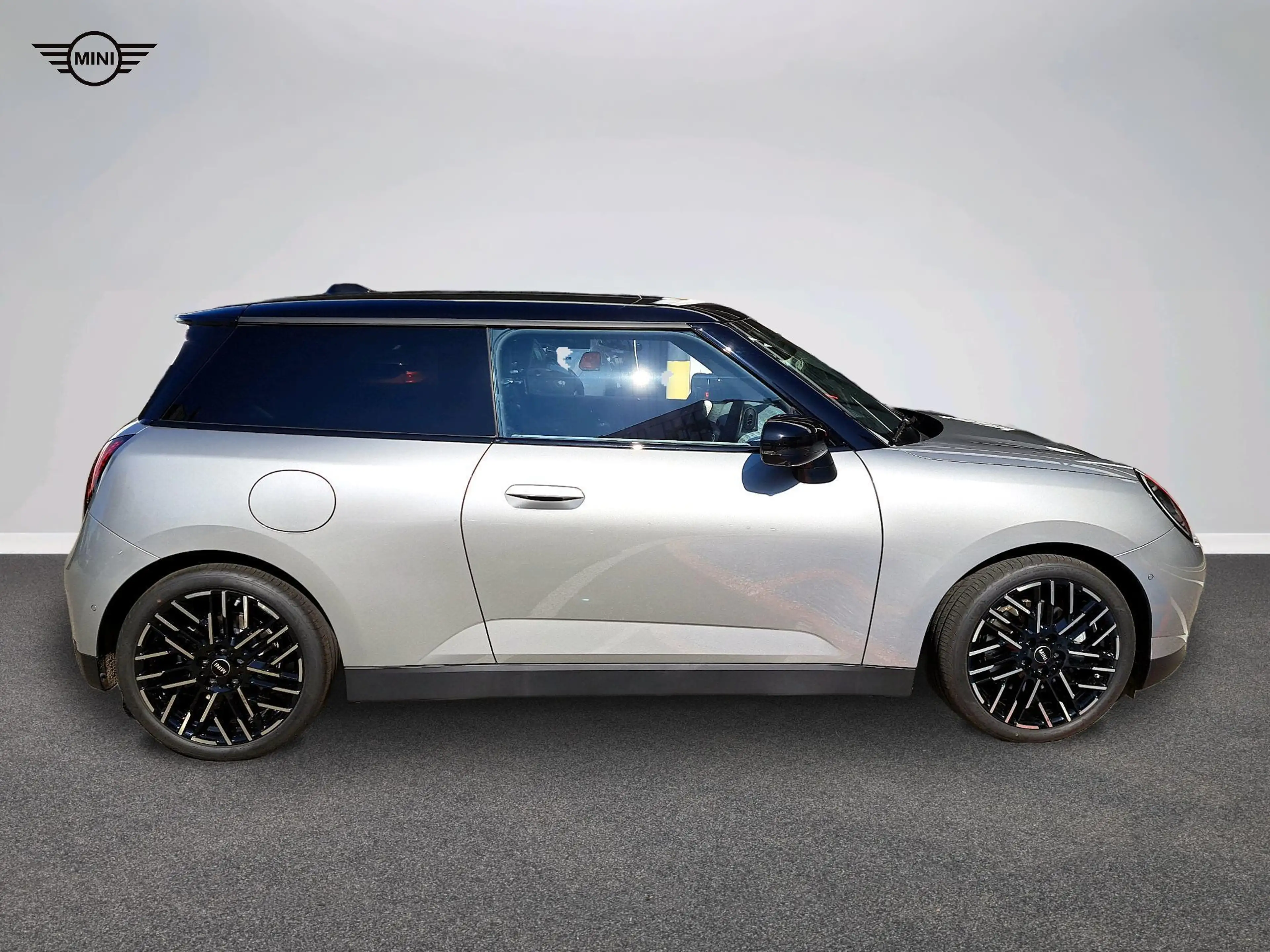 MINI Cooper SE Favoured Trim — photo 3