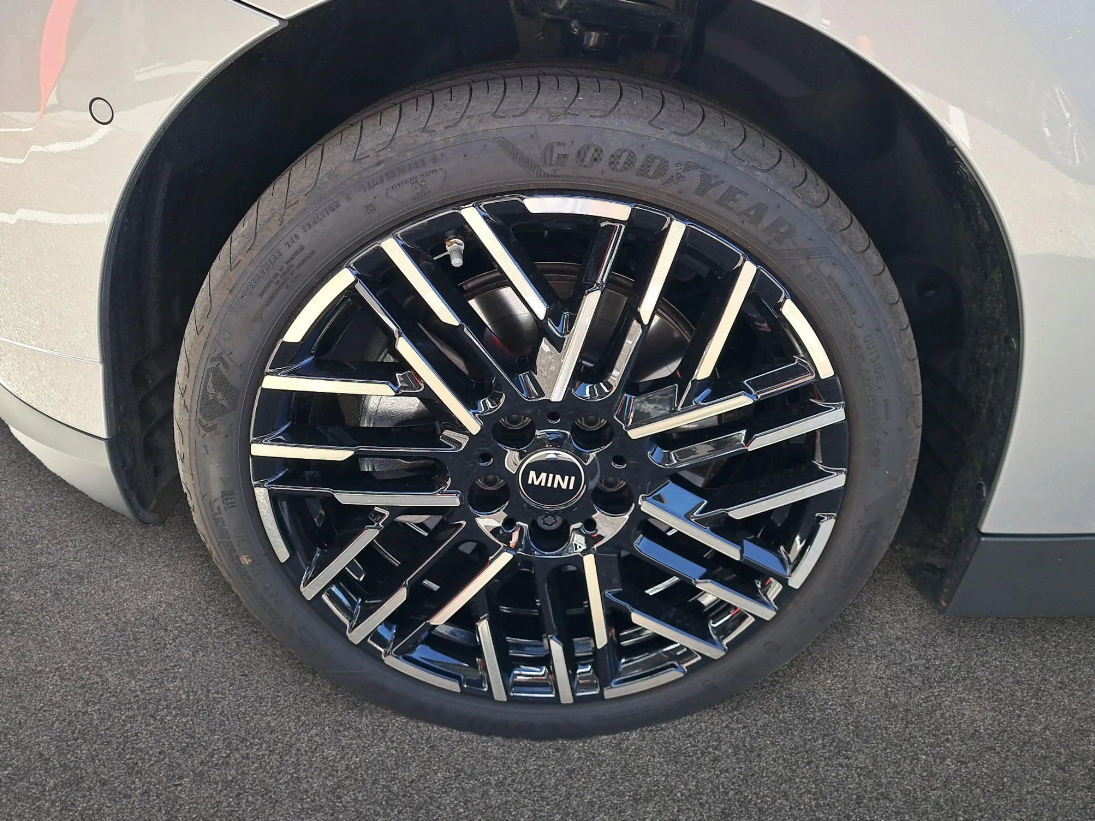 MINI Cooper SE Favoured Trim — photo 10