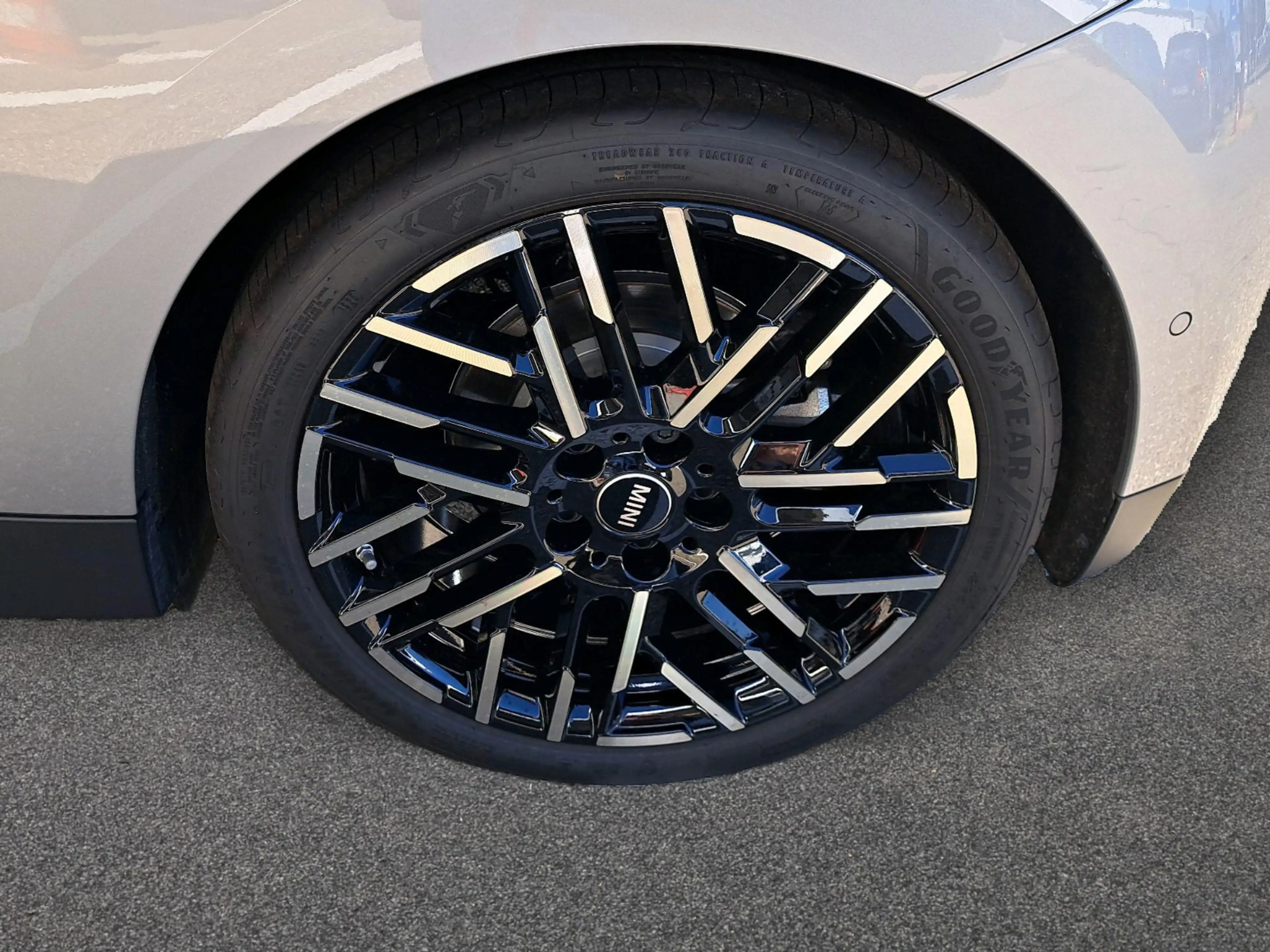 MINI Cooper SE Favoured Trim — photo 12