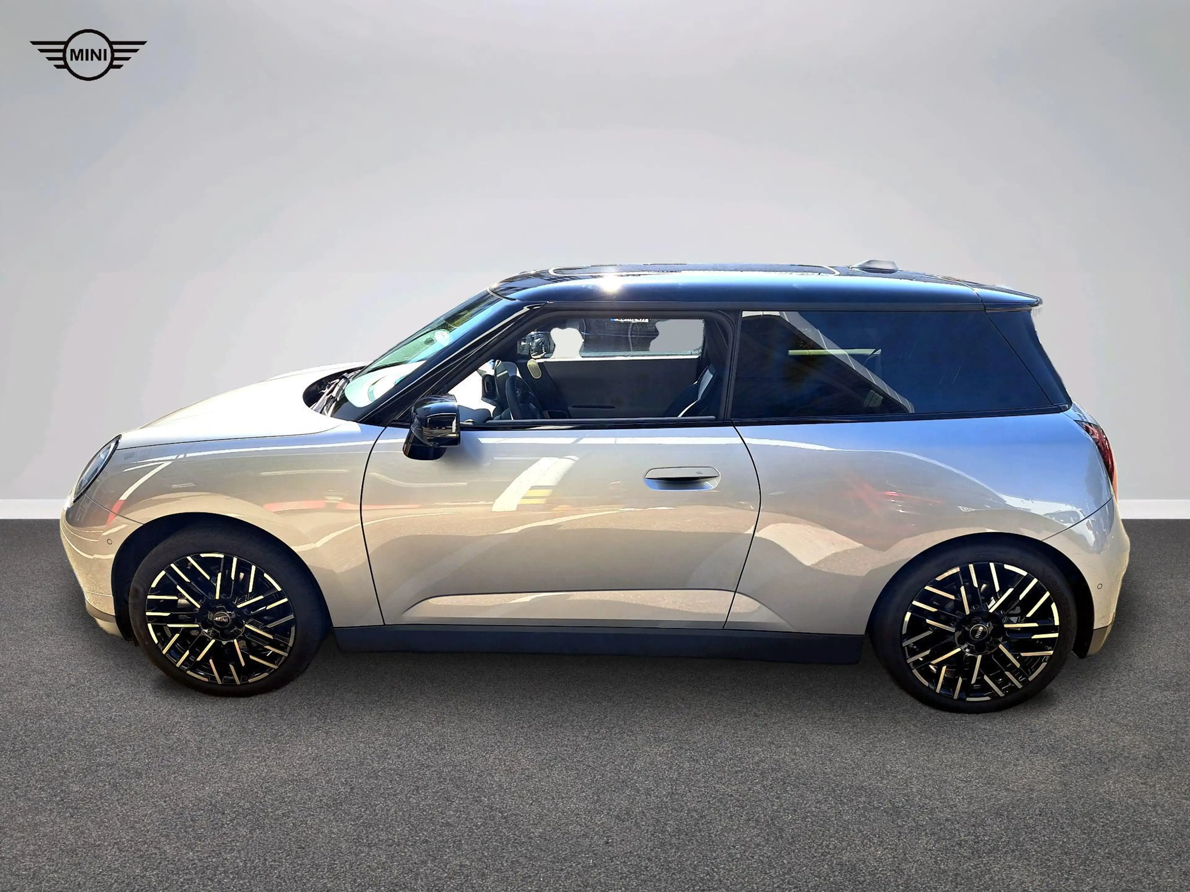 MINI Cooper SE Favoured Trim — photo 2