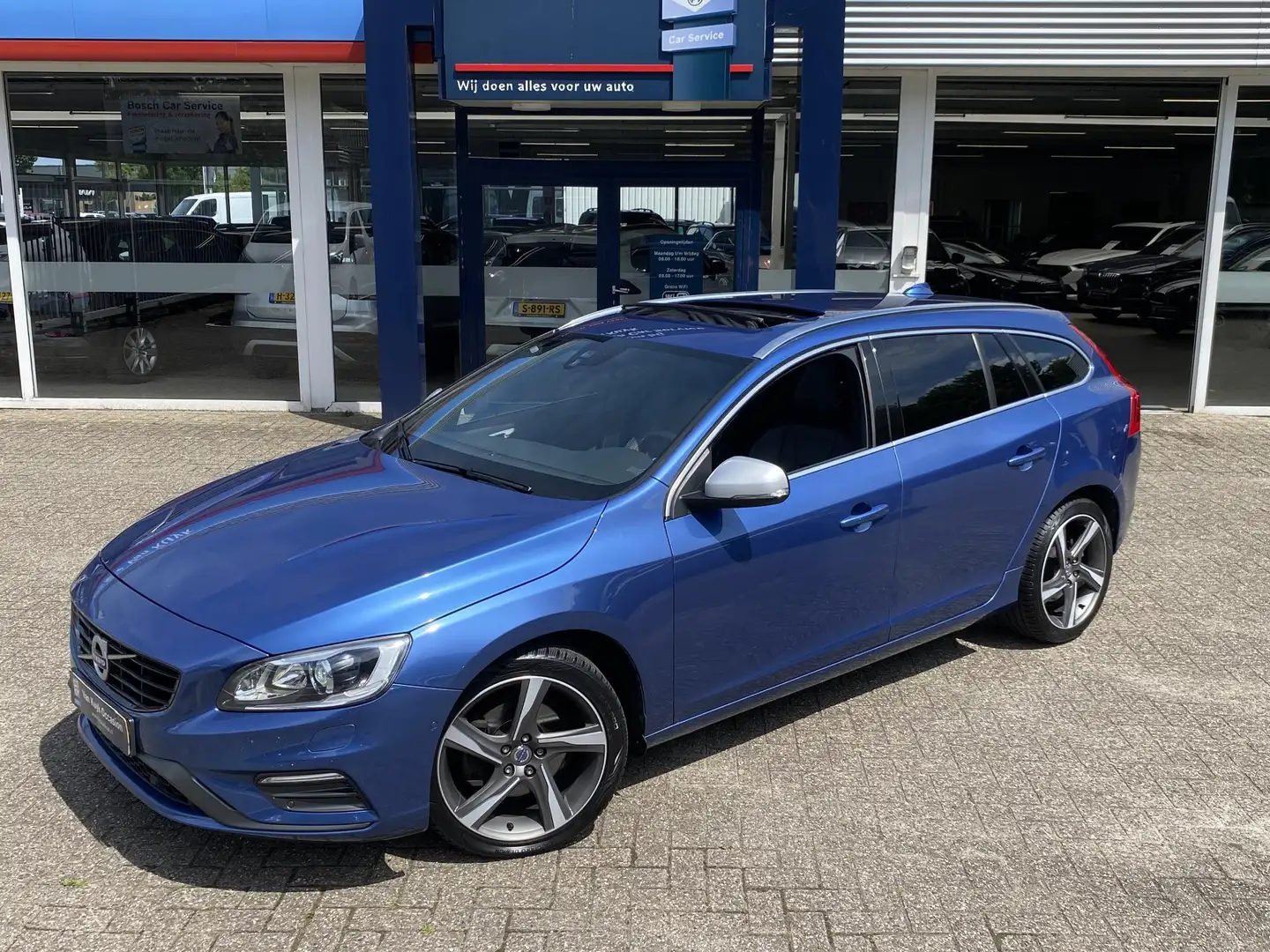 Volvo V60 2.0 T4 Business Sport R-Design / NL-Auto / 86.000 Blauw - 2