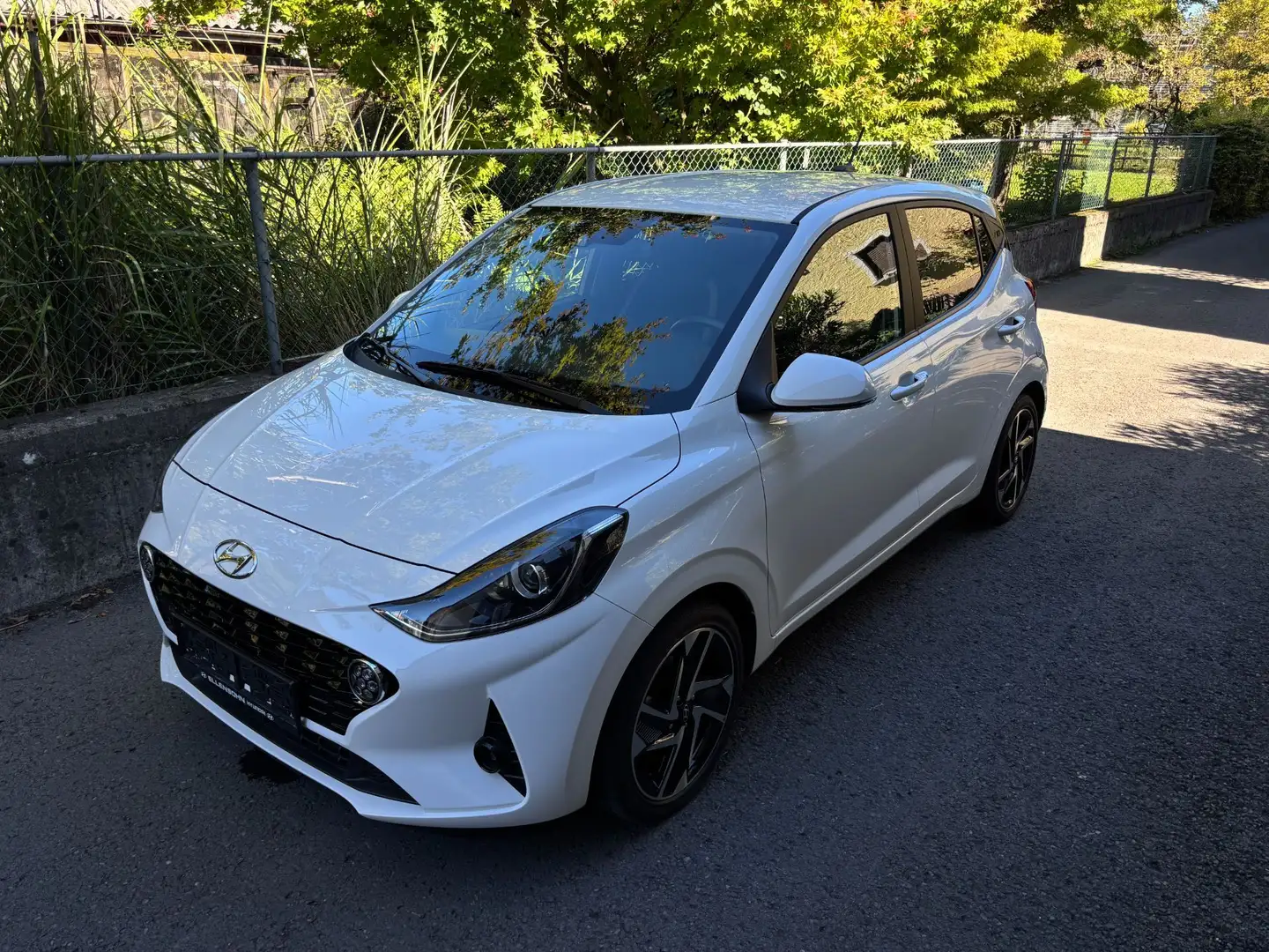 Hyundai i10 1,0 Edition 30 Plus / 8 fach bereift / Servicegep Weiß - 2