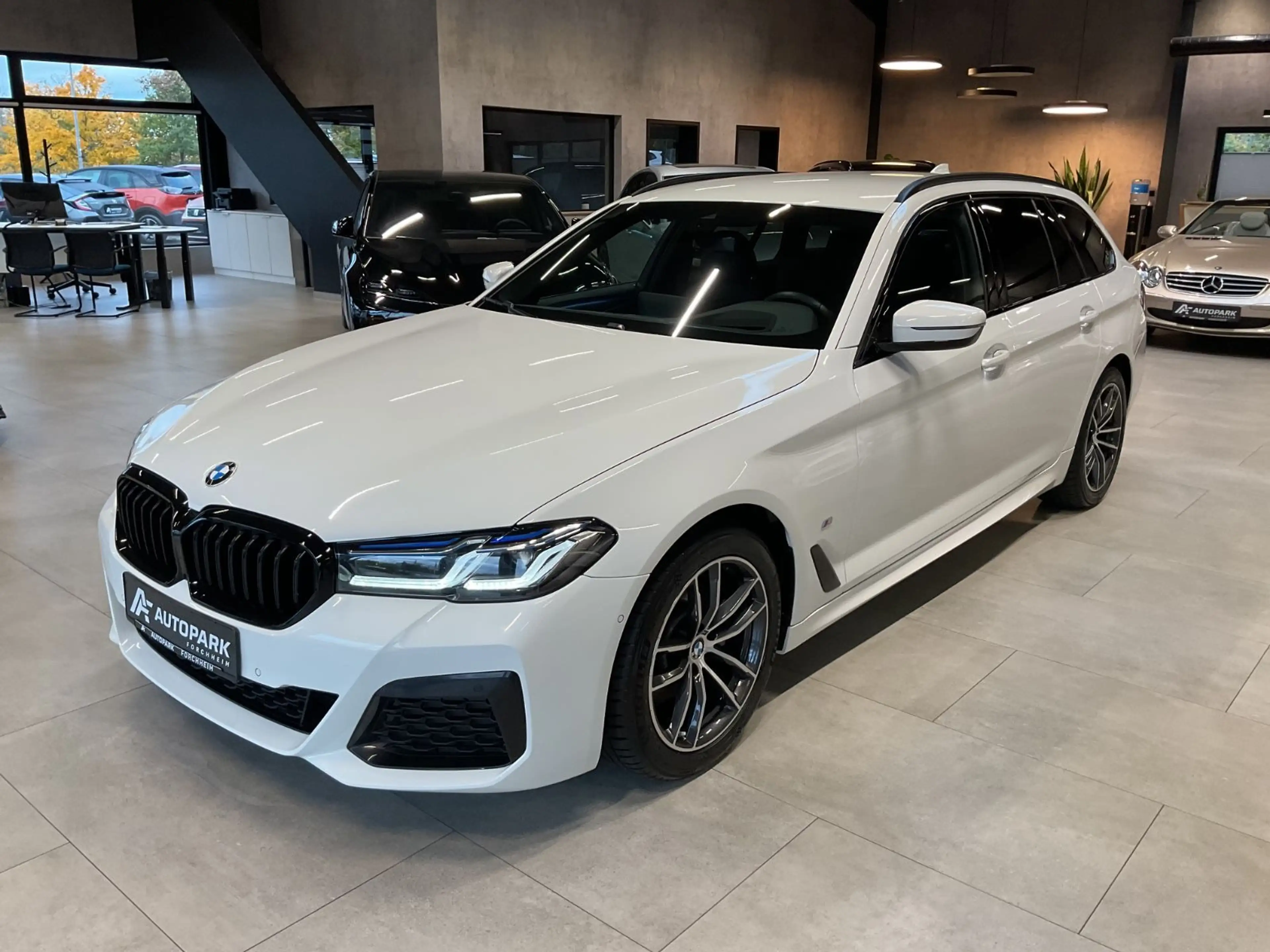 BMW 520 d Touring M Paket AHK HuD HiFi Laserl. Leder