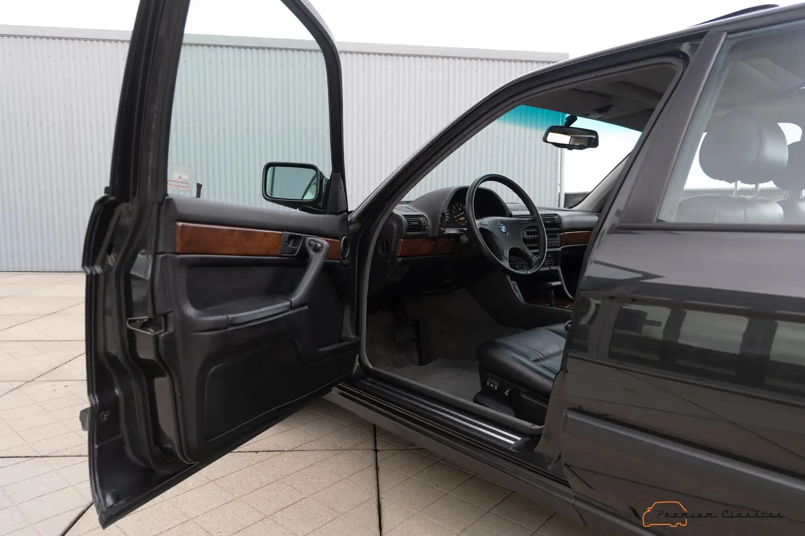 BMW 750 750i E32 | 75.000KM | Perfect Condition | Sunroof Noir - 2