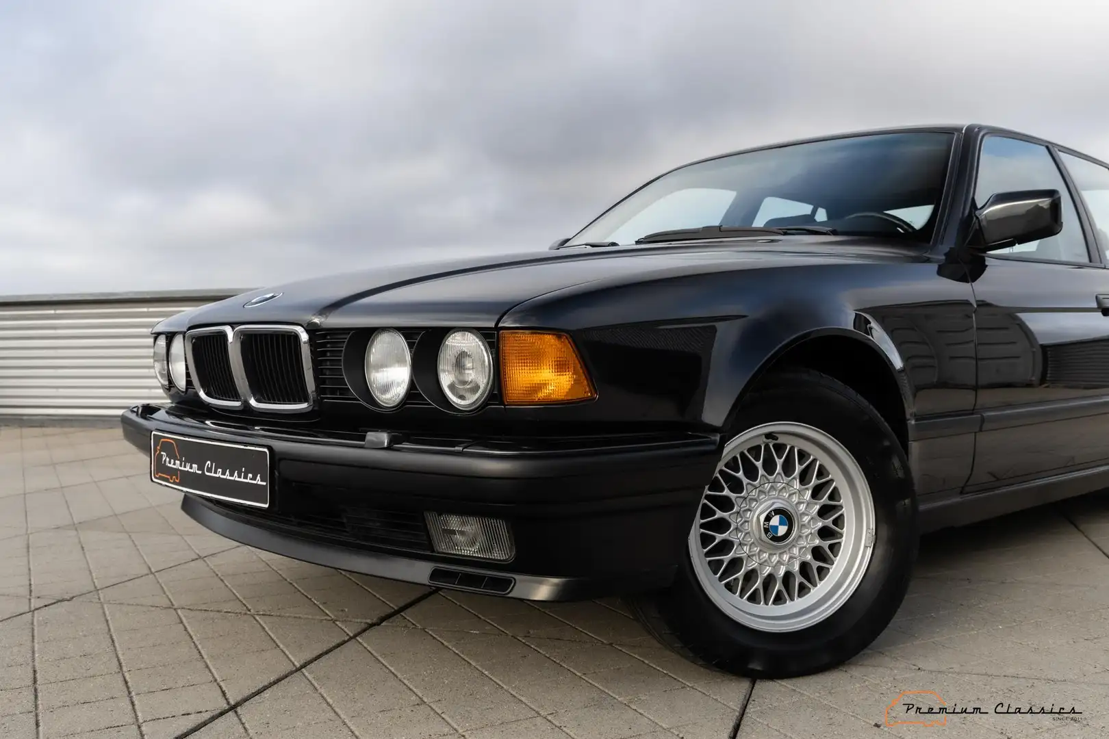 BMW 750 750i E32 | 75.000KM | Perfect Condition | Sunroof Schwarz - 2