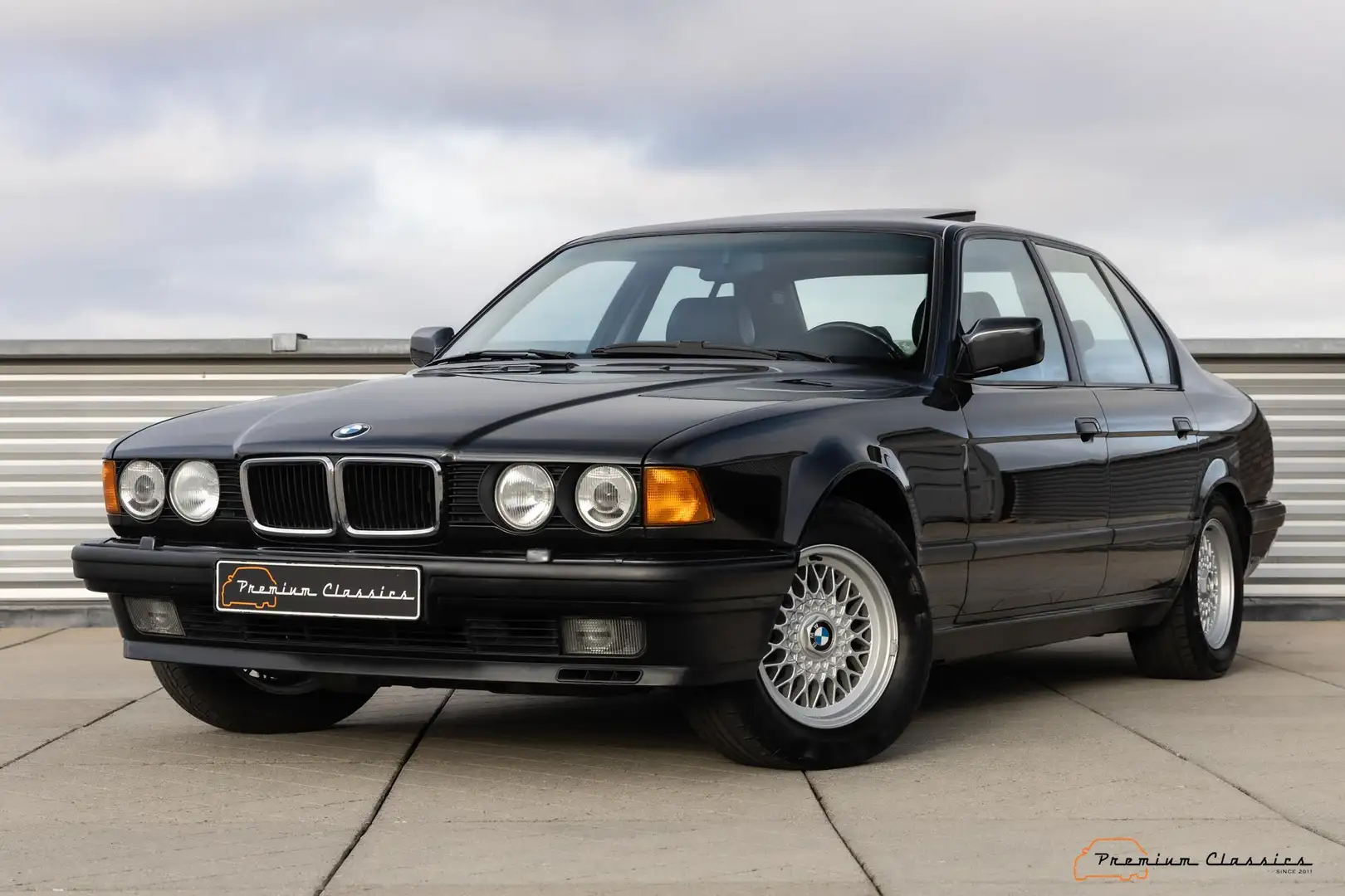 BMW 750 750i E32 | 75.000KM | Perfect Condition | Sunroof Schwarz - 1