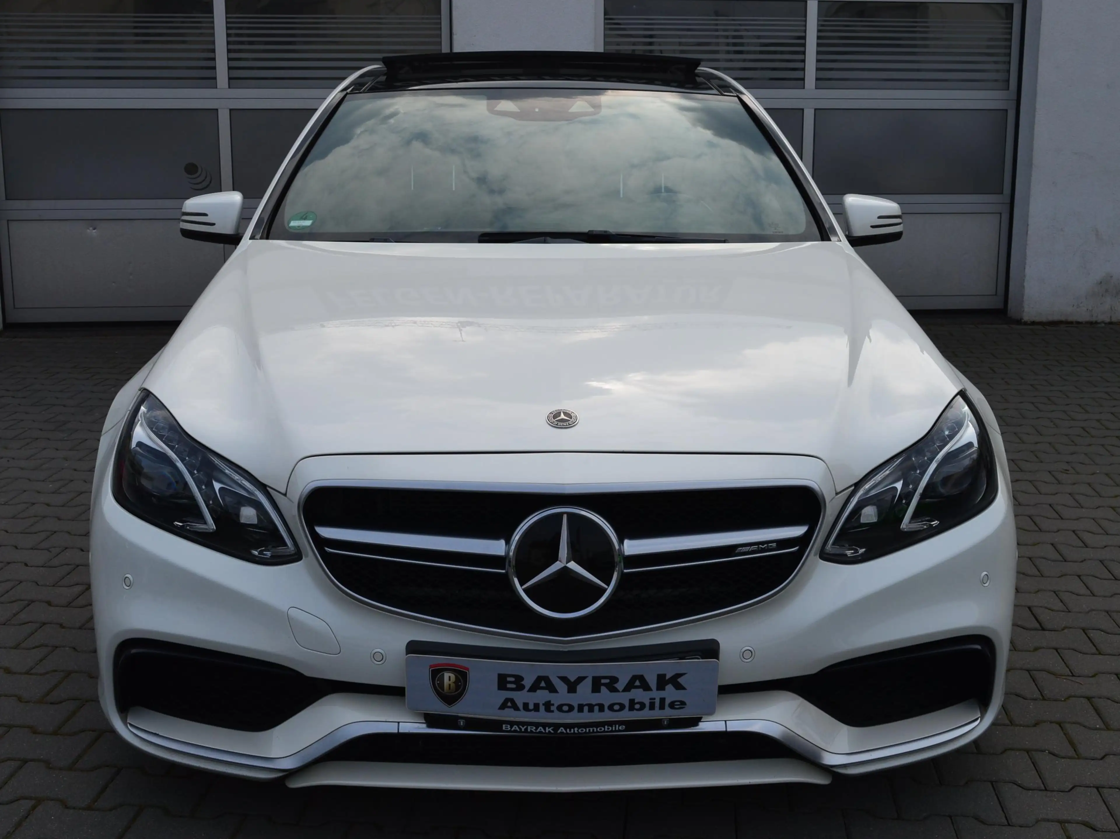 Mercedes-Benz E 63 AMG Lim. 4M*LED*Pano*R-Kamera*HarmanK*Mopf* — photo 3