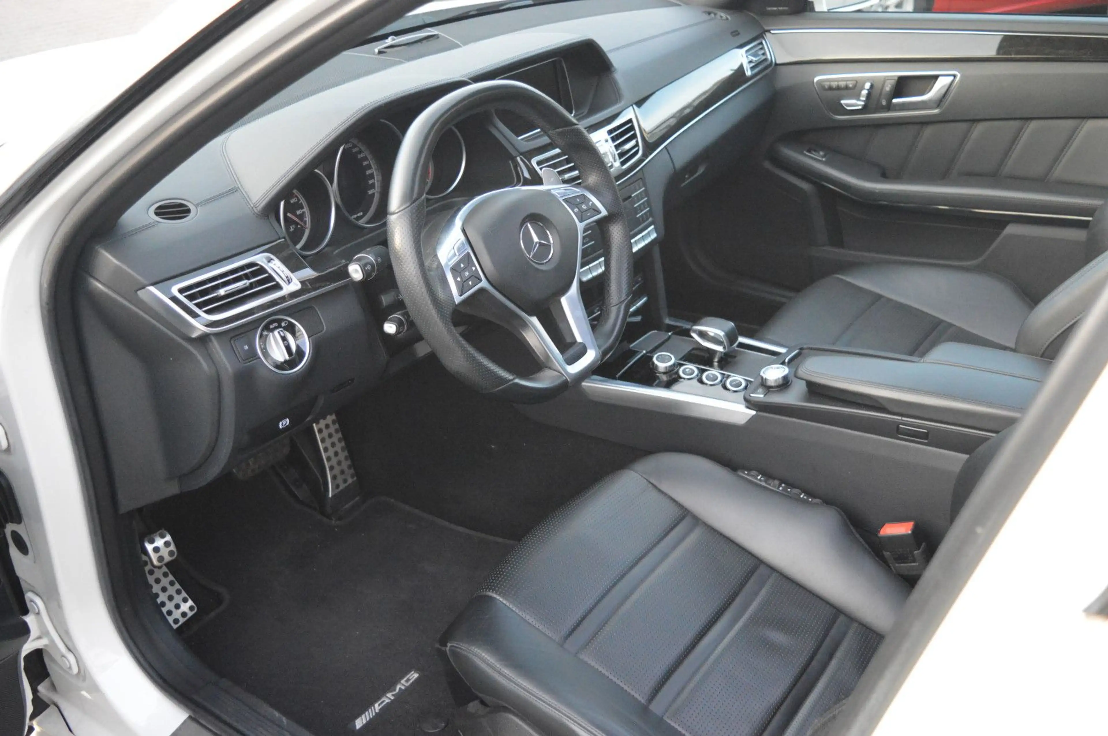Mercedes-Benz E 63 AMG Lim. 4M*LED*Pano*R-Kamera*HarmanK*Mopf* — photo 12
