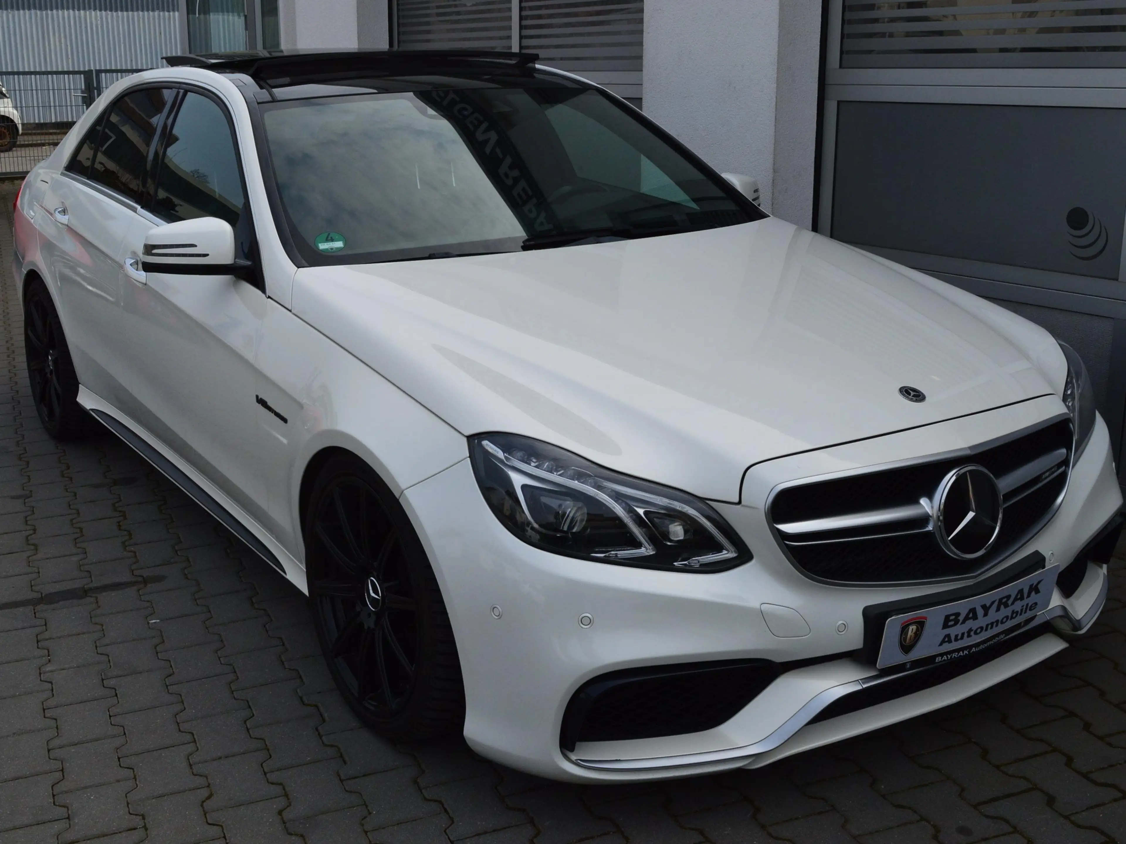 Mercedes-Benz E 63 AMG Lim. 4M*LED*Pano*R-Kamera*HarmanK*Mopf* — photo 4