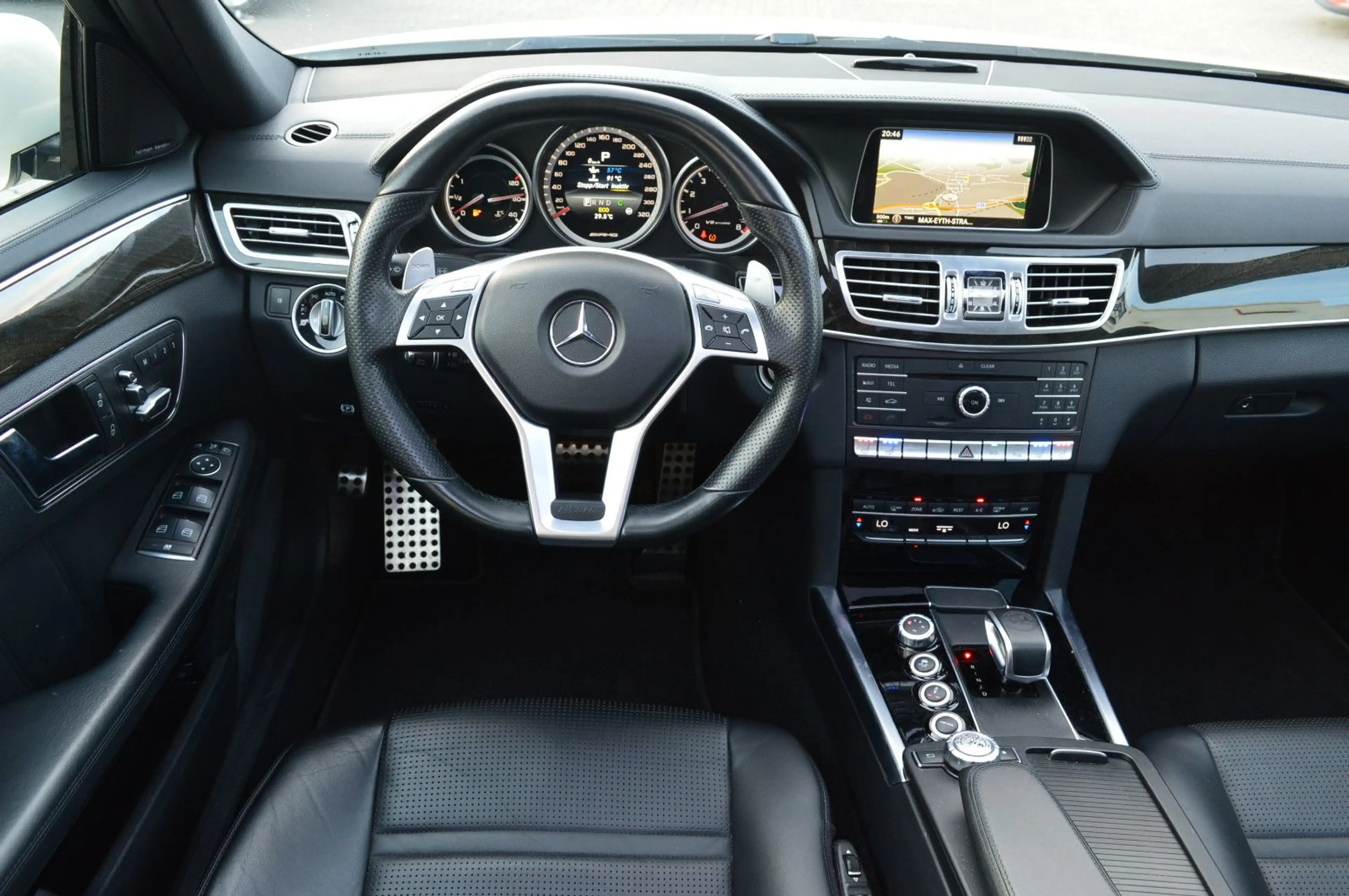 Mercedes-Benz E 63 AMG Lim. 4M*LED*Pano*R-Kamera*HarmanK*Mopf* — photo 11